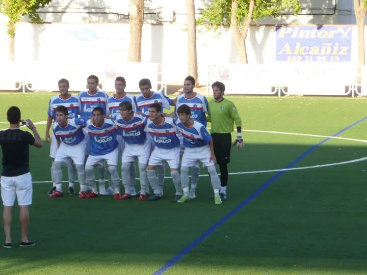 Abengózar, el segundo arriba a la izquierda, con el Getafe B en un amistoso contra el Gimnástico de Alcázar.