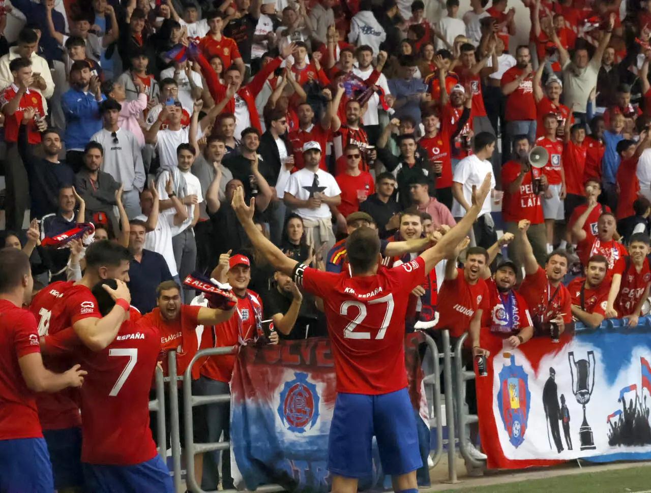 Alberto Abengózar celebra un gol con el Sporting de Alcázar.
