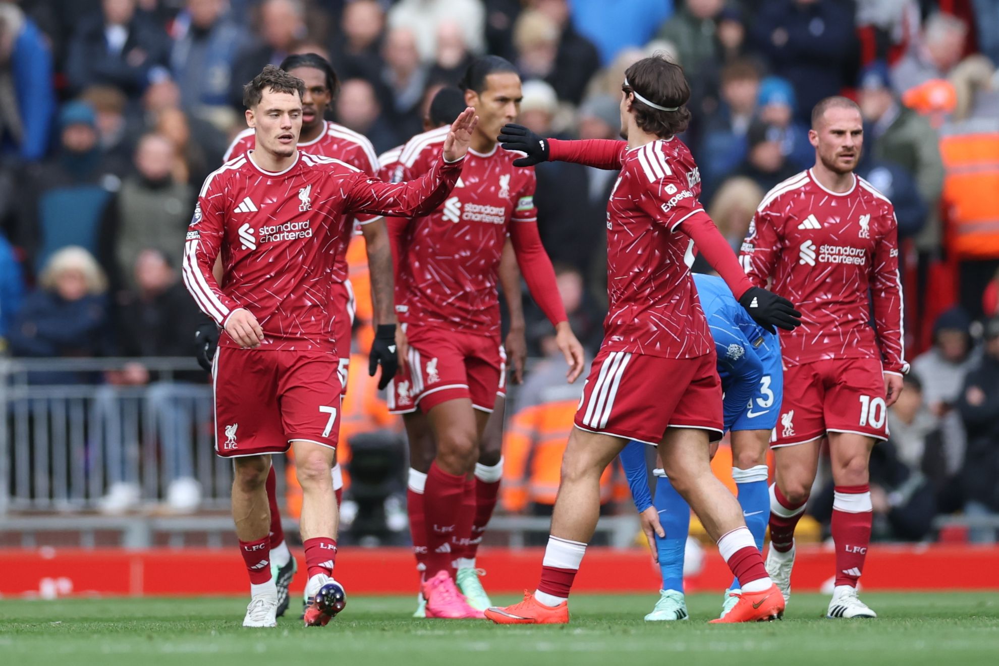 Los jugadores del Liverpool festejan el primer tanto contra el Brighton