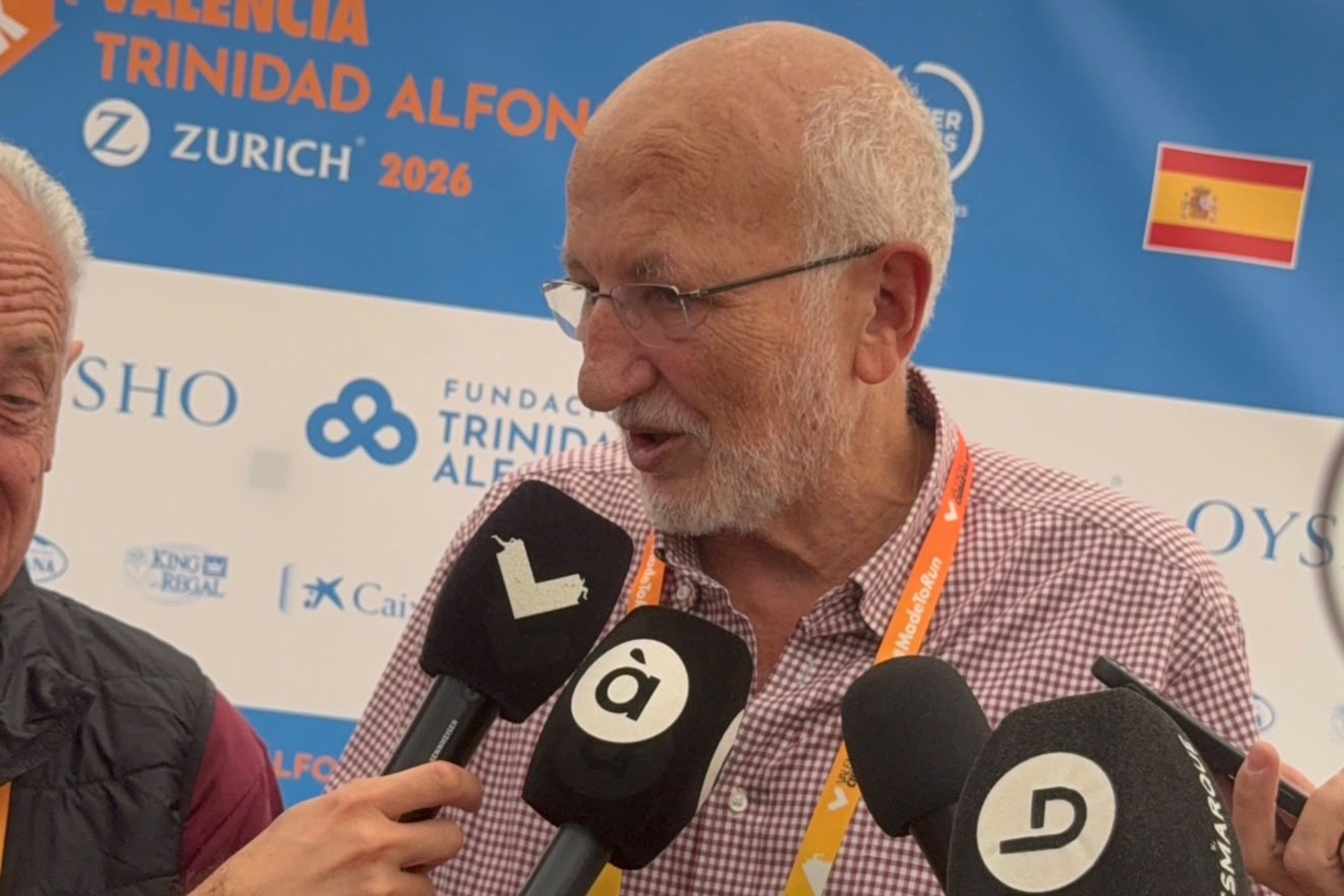 Juan Roig atiende a la prensa al acabar el medio maratón de Valencia. DIEGO PICÓ