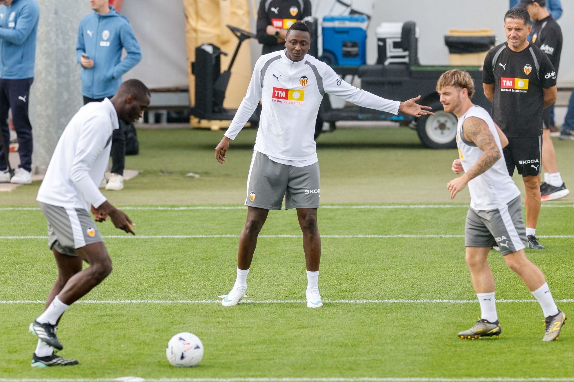 Harvey Elliott durante un entrenamiento del Valencia. EFE