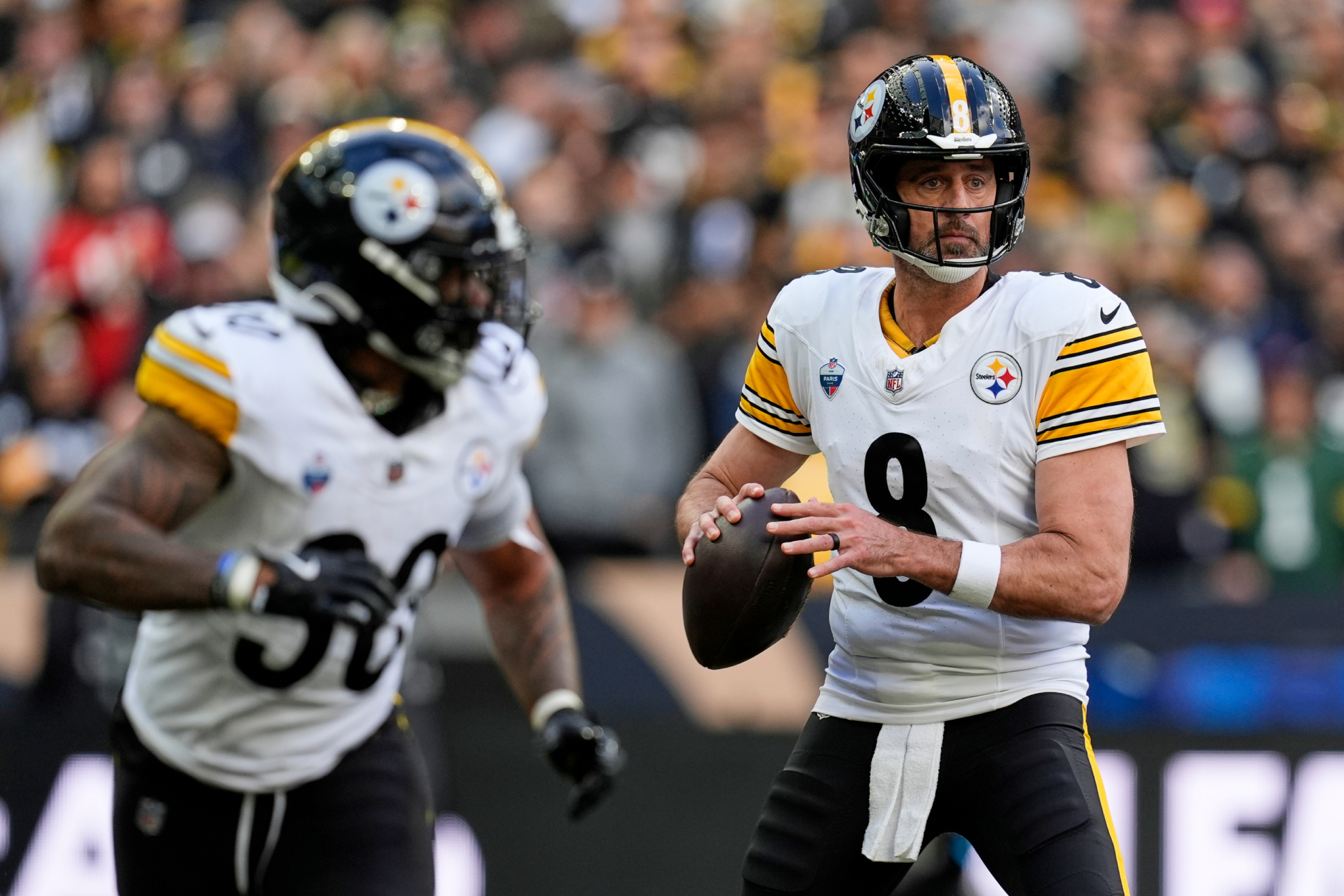 El quarterback de los Pittsburgh Steelers Aaron Rodgers busca lanzar el balón en el encuentro de la NFL en París ante los Nueva Orleans Saints. LAPRESSE