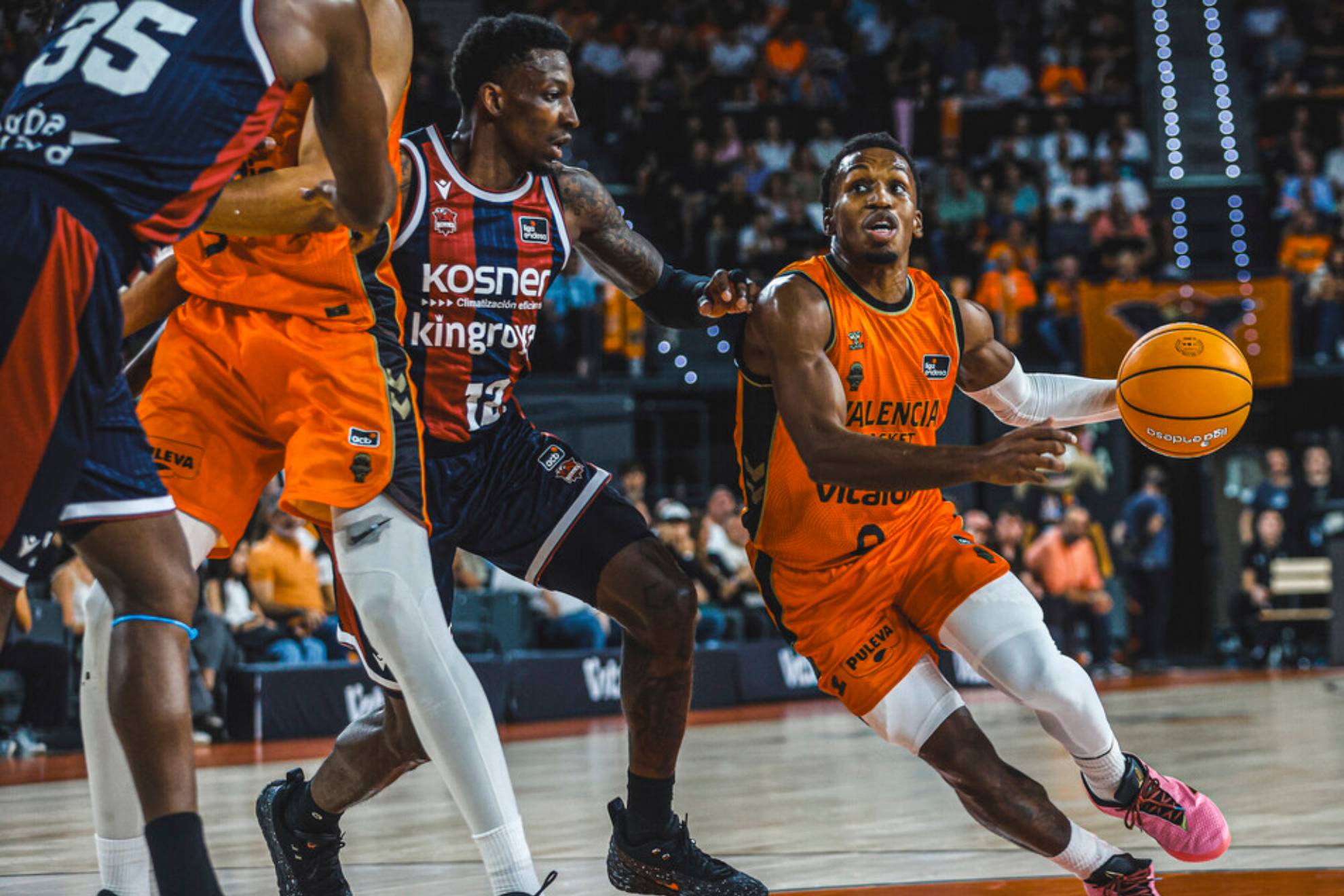 TJ Shorts intenta enfilar el camino de la canasta tras superar la defensa de Baugh. ACB PHOTO