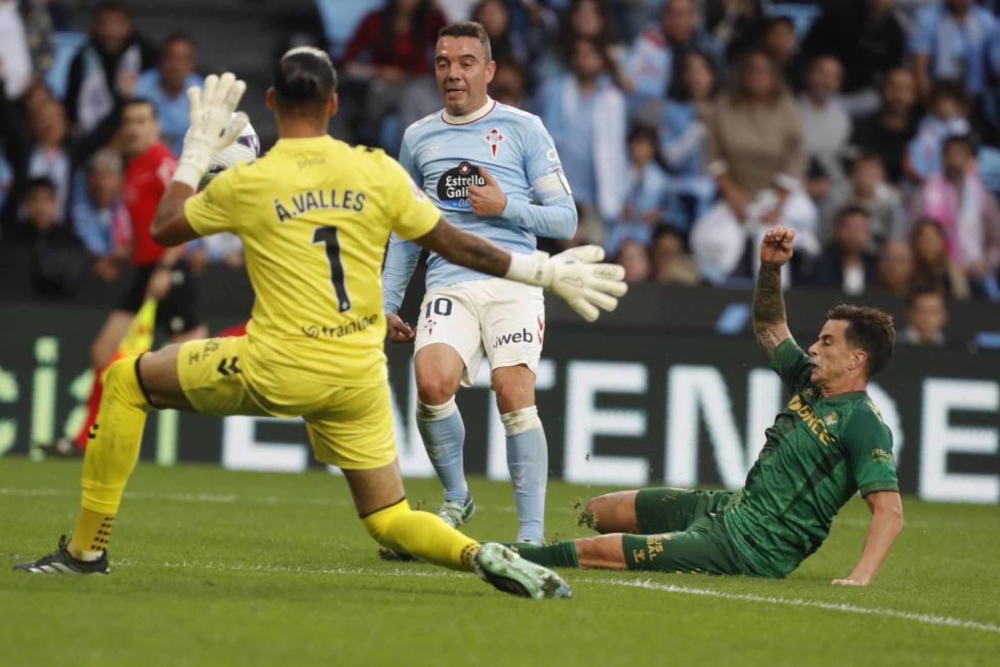 Iago Aspas intenta batir a Álvaro Valles