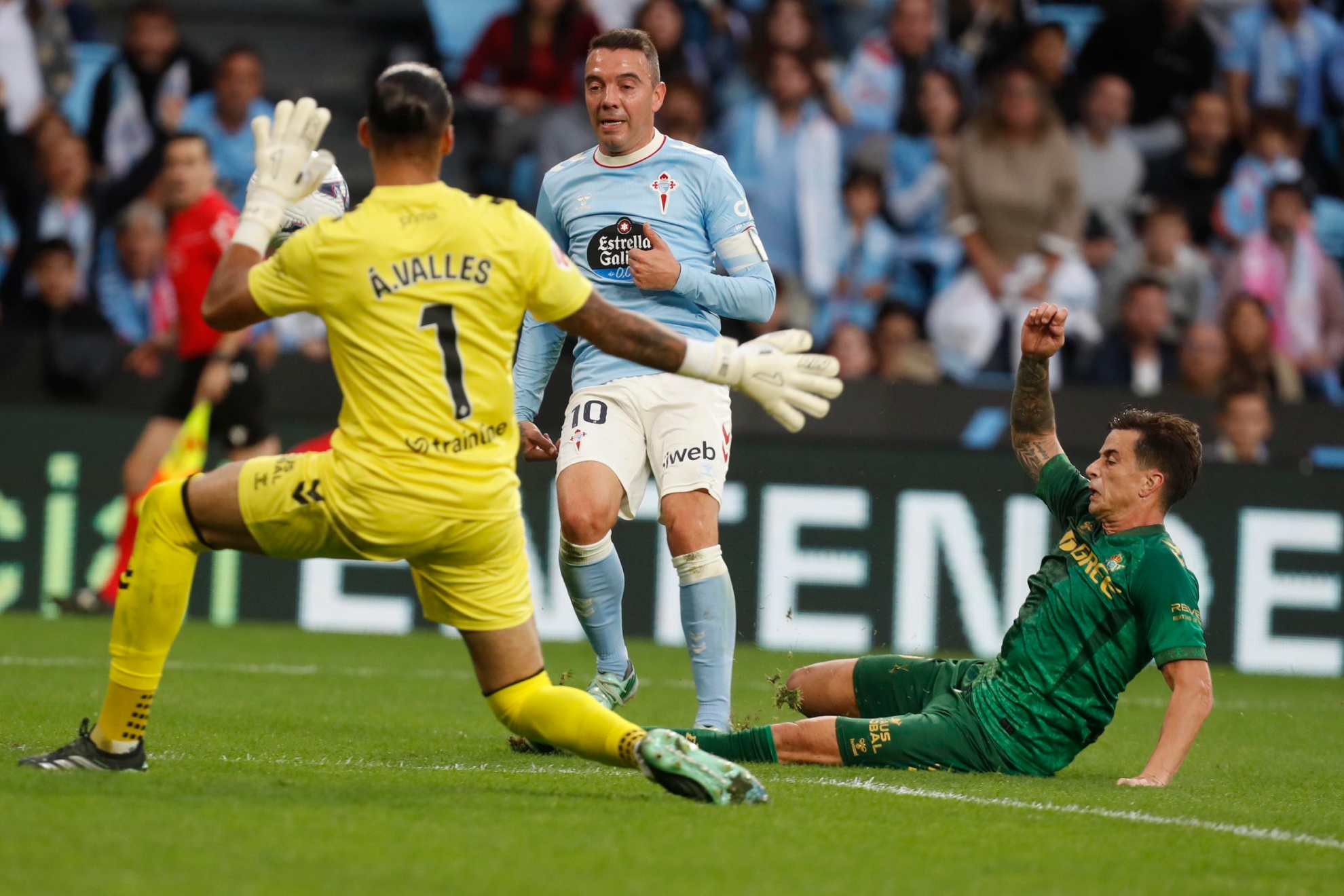 Una de las paradas de Álvaro Valles en el partido frente al Celta en Balaídos. JORGE LANDÍN