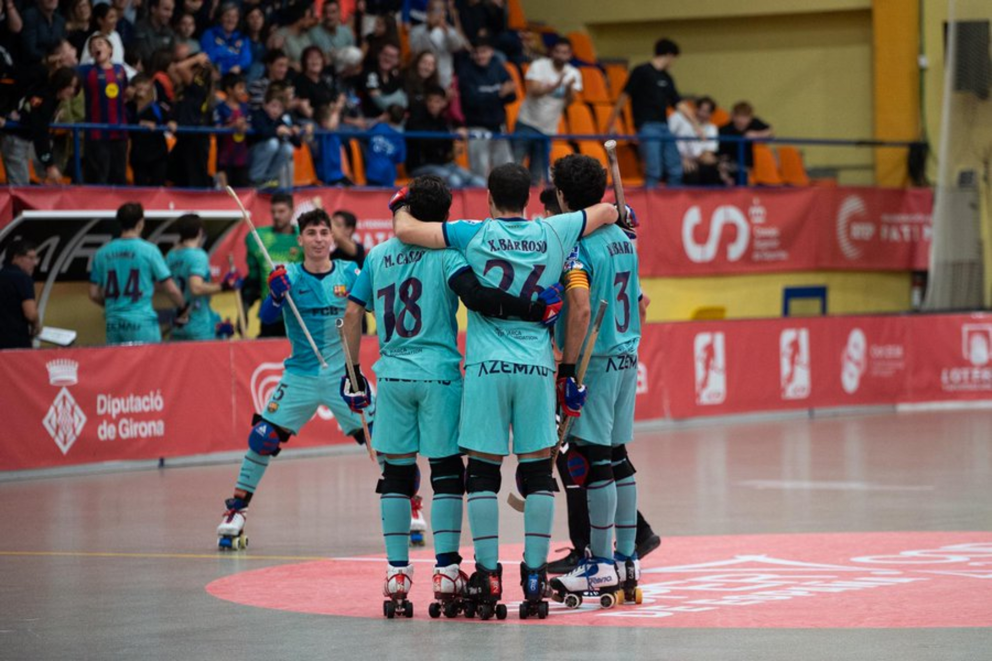 Los jugadores del Barça celebran uno de sus dos goles. @FCBhoquei