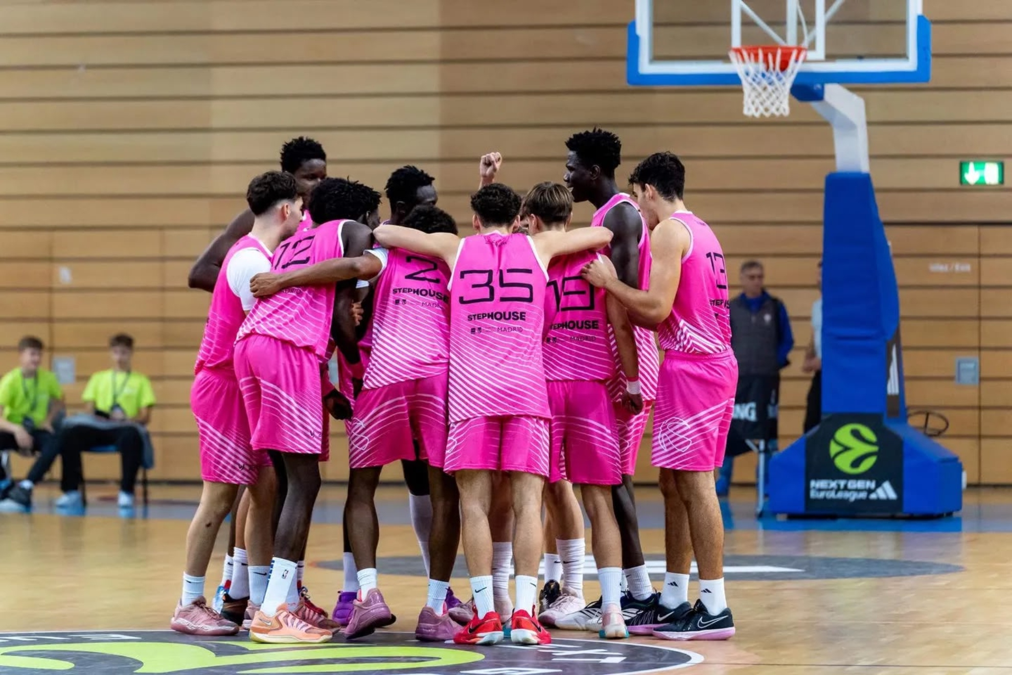 Los jugadores hacen piña antes del partido. Zentro Basket