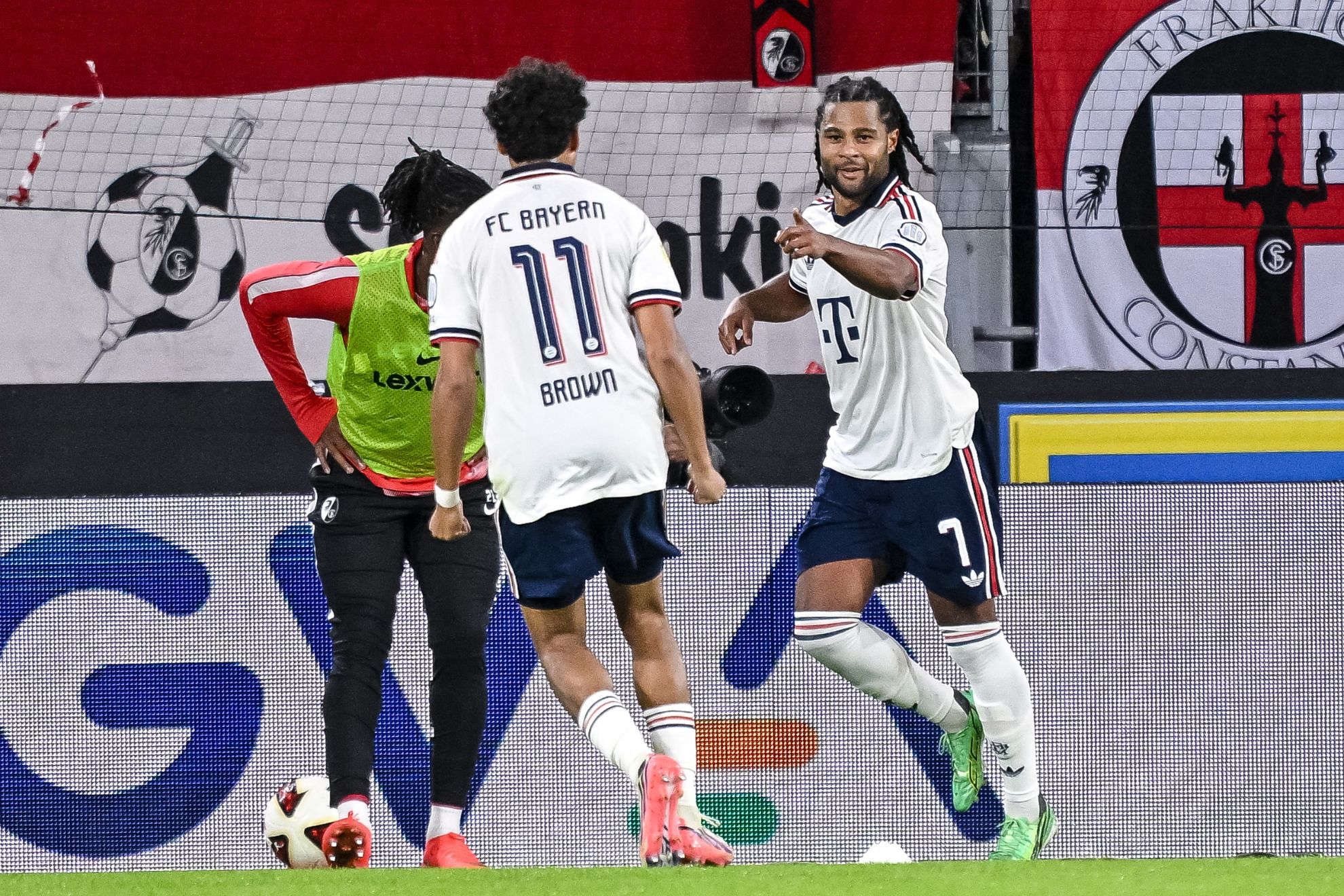 Gnabry celebra junto a Brown