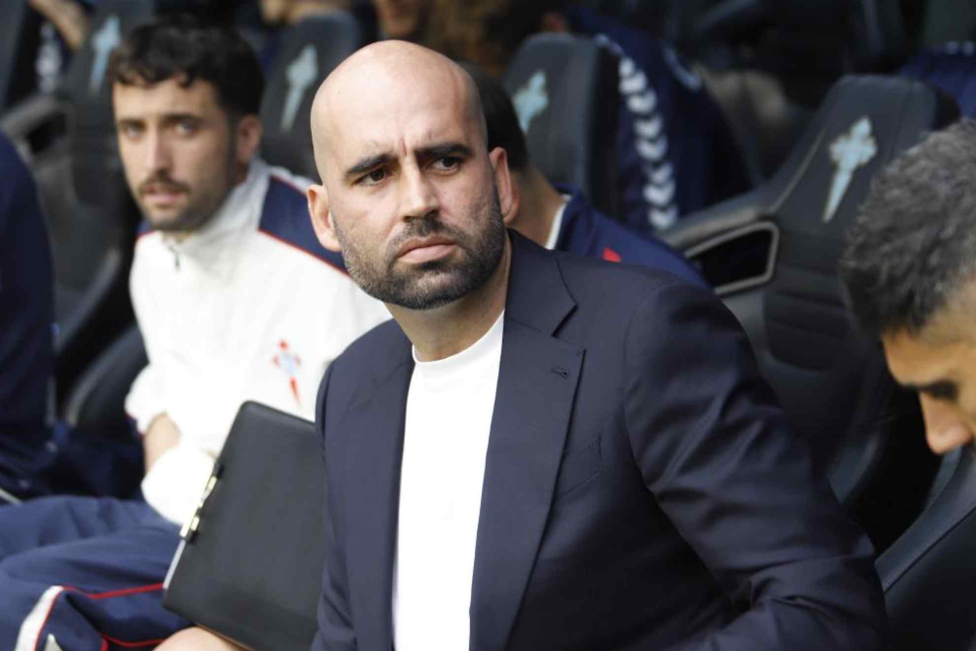 Claudio Giráldez, en el banquillo de Balaídos. JORGE LANDIN (MARCA)