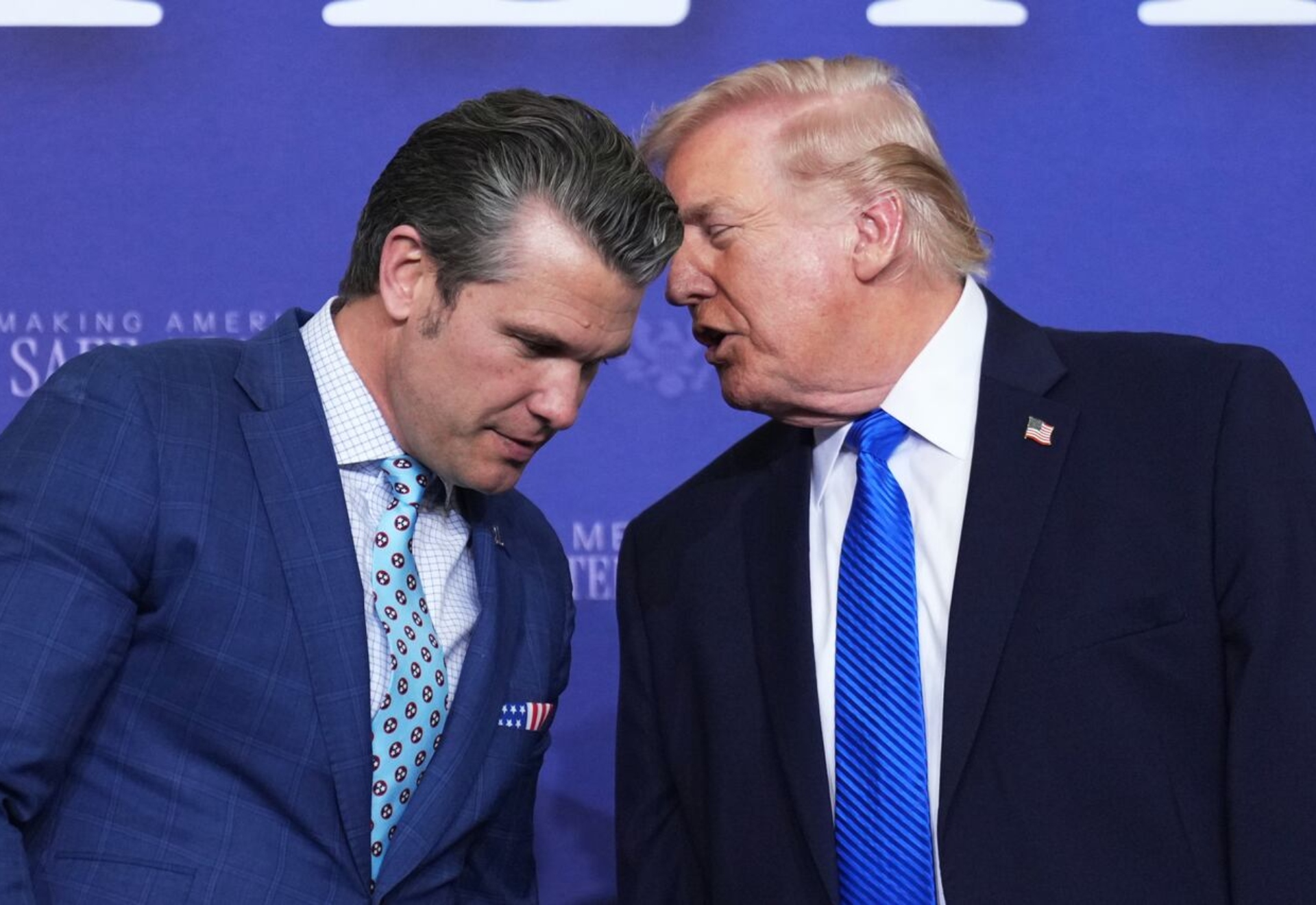 Pete Hegseth junto a Donald Trump en un evento Mark Schiefelbein / AP