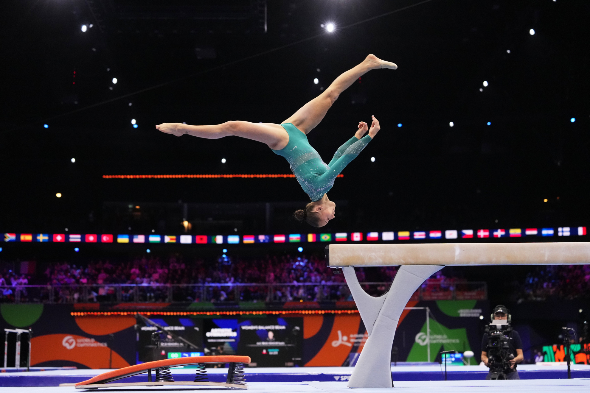 Salida de Kaylia Nemour durante su ejercicio en la barra de equilibrio. LAPRESSE