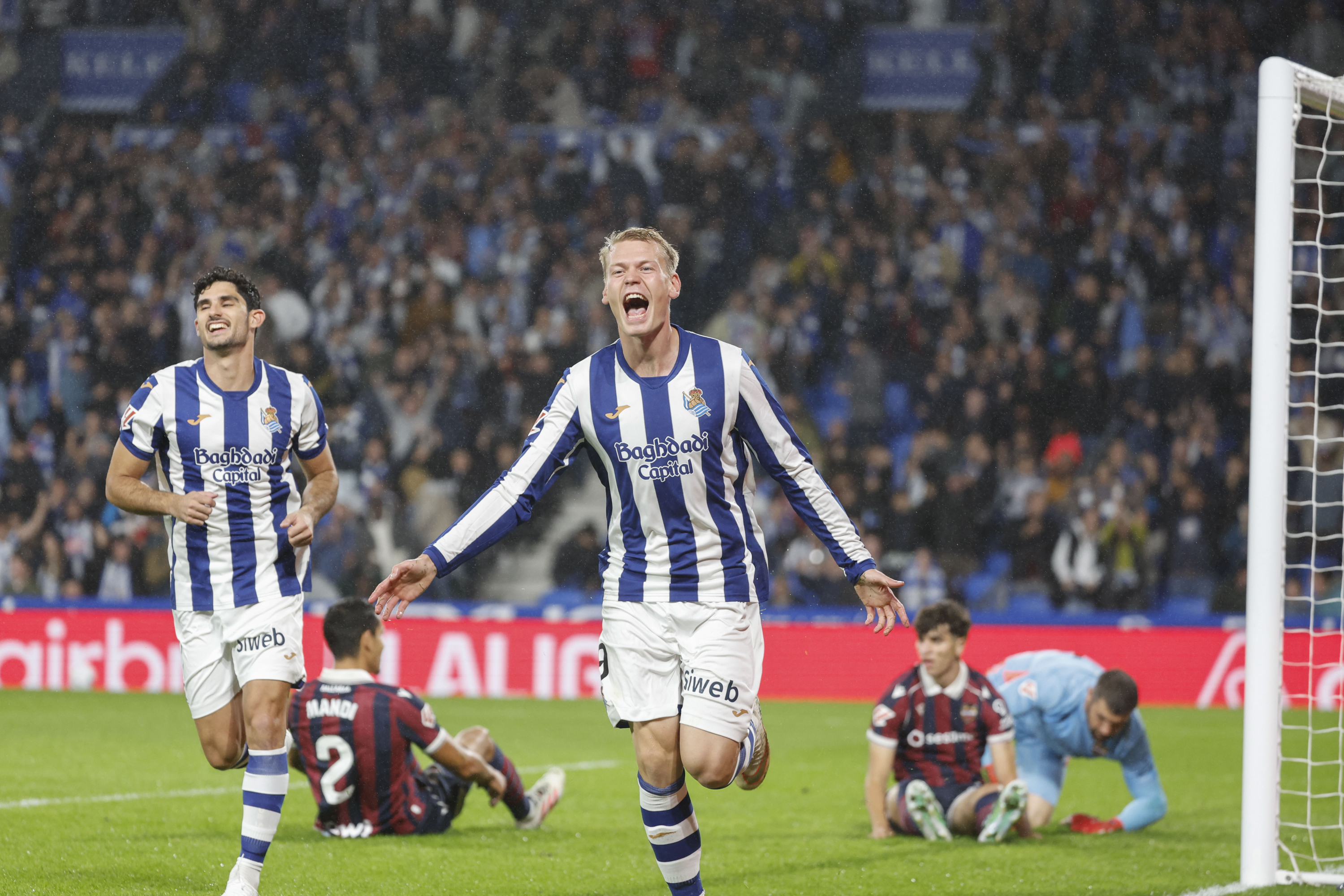 Orri Óskarsson, celebra el primer gol del equipo dante el Levante.