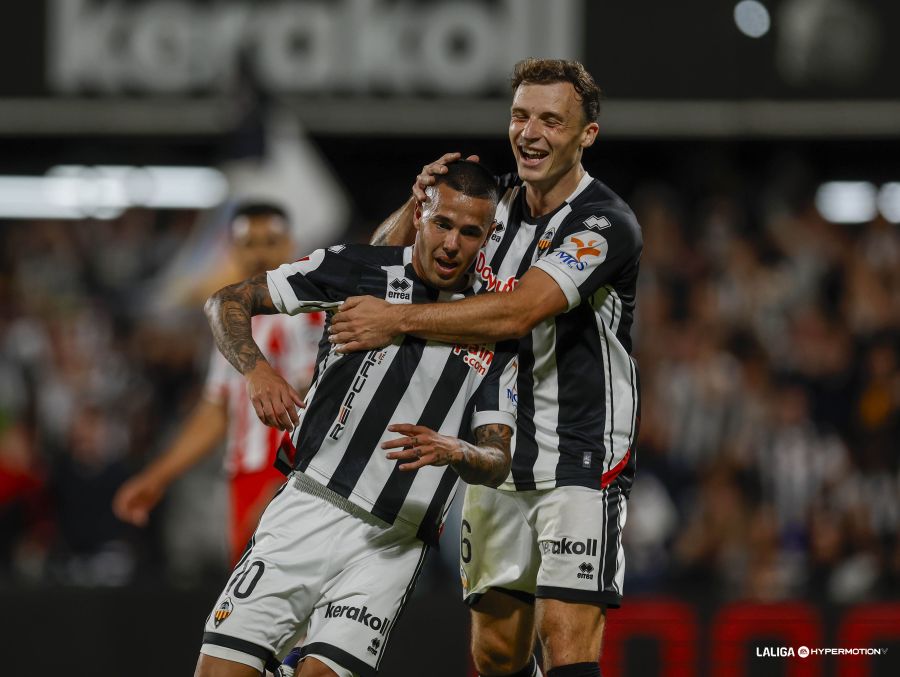 Jakobsen y Suero celebran uno de los goles al Sporting. LALIGA