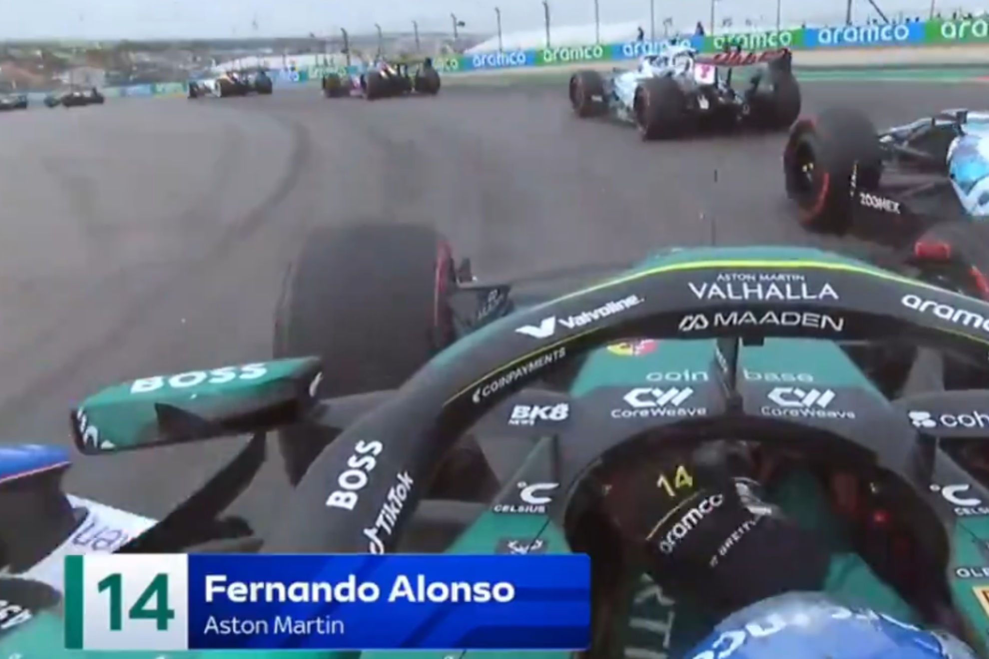 Albon toca a Alonso. CAPTURA F1