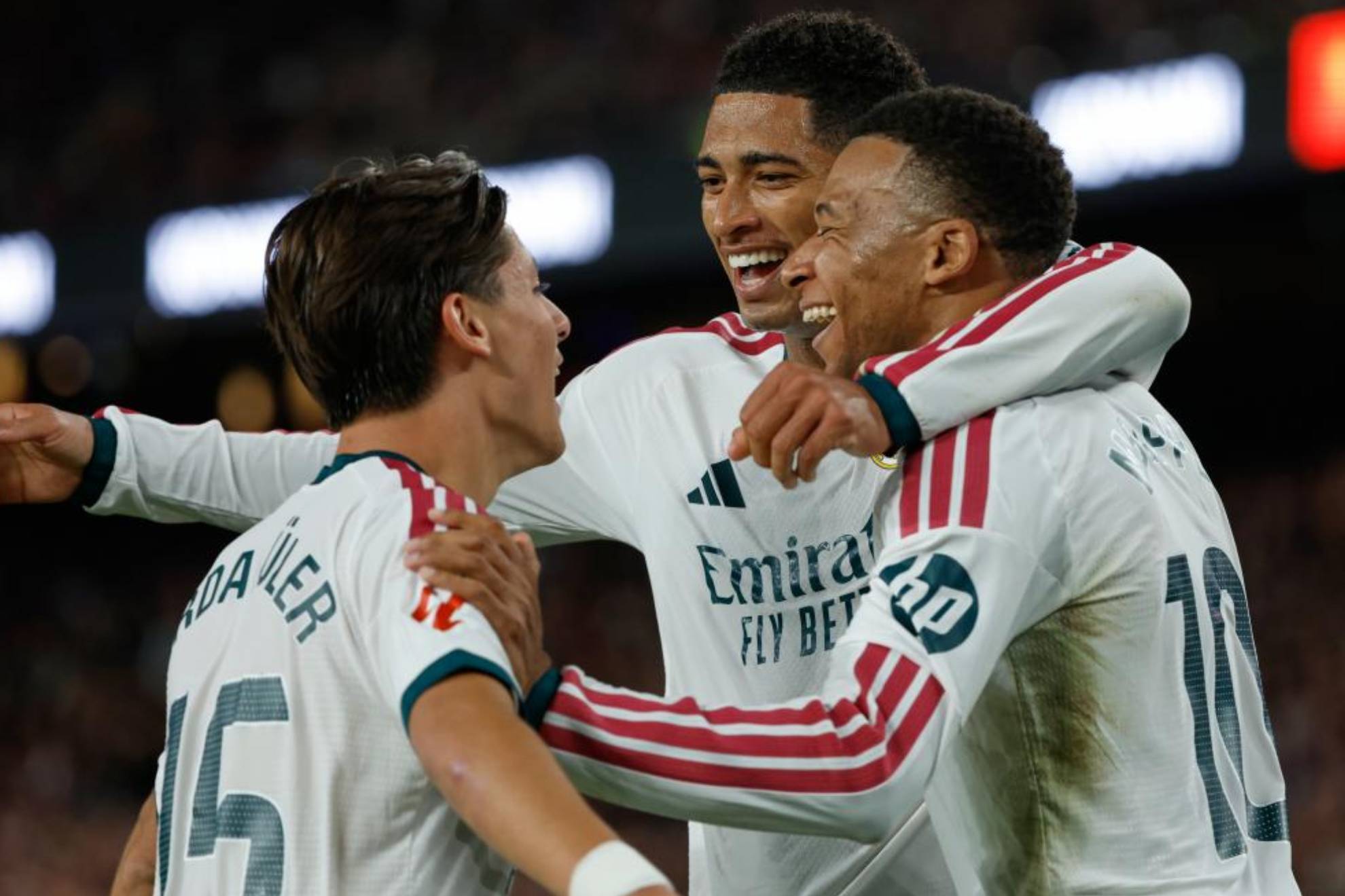 Mbappé, Bellingham y Güler celebran el 0-1 en el Camp Nou. AP