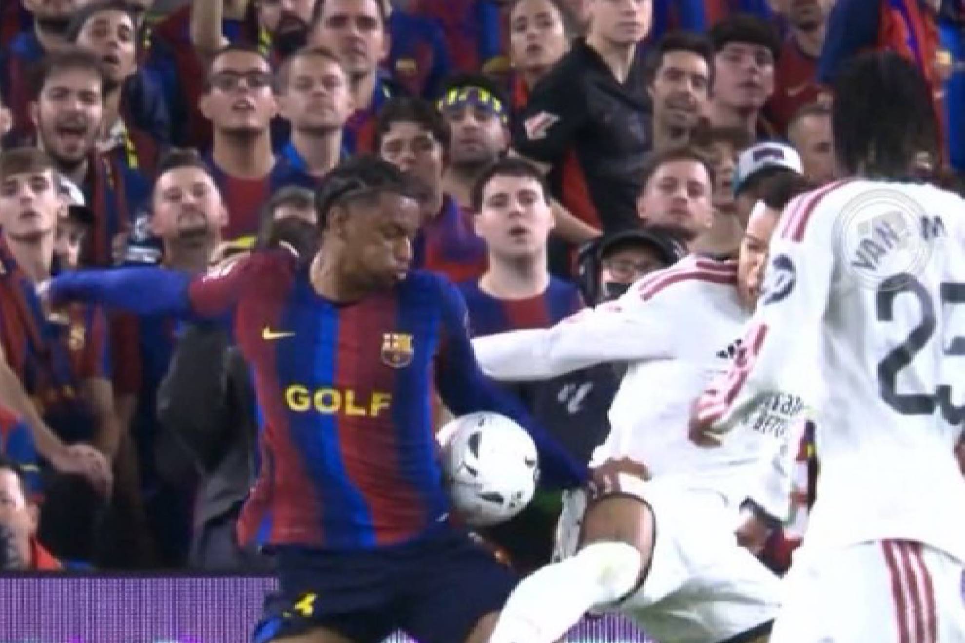 Momento en el que el balón da en el brazo de Balde
