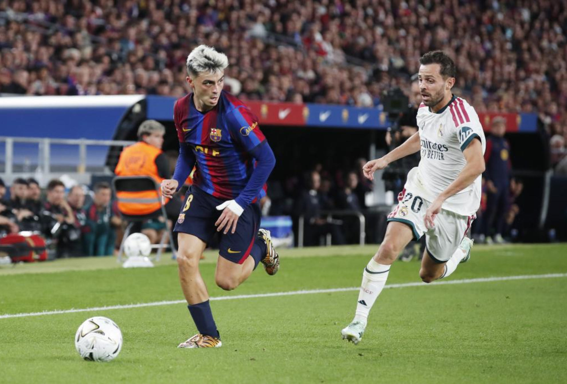 Pedri y Bernardo Silva. FRANCESC ADELANTADO