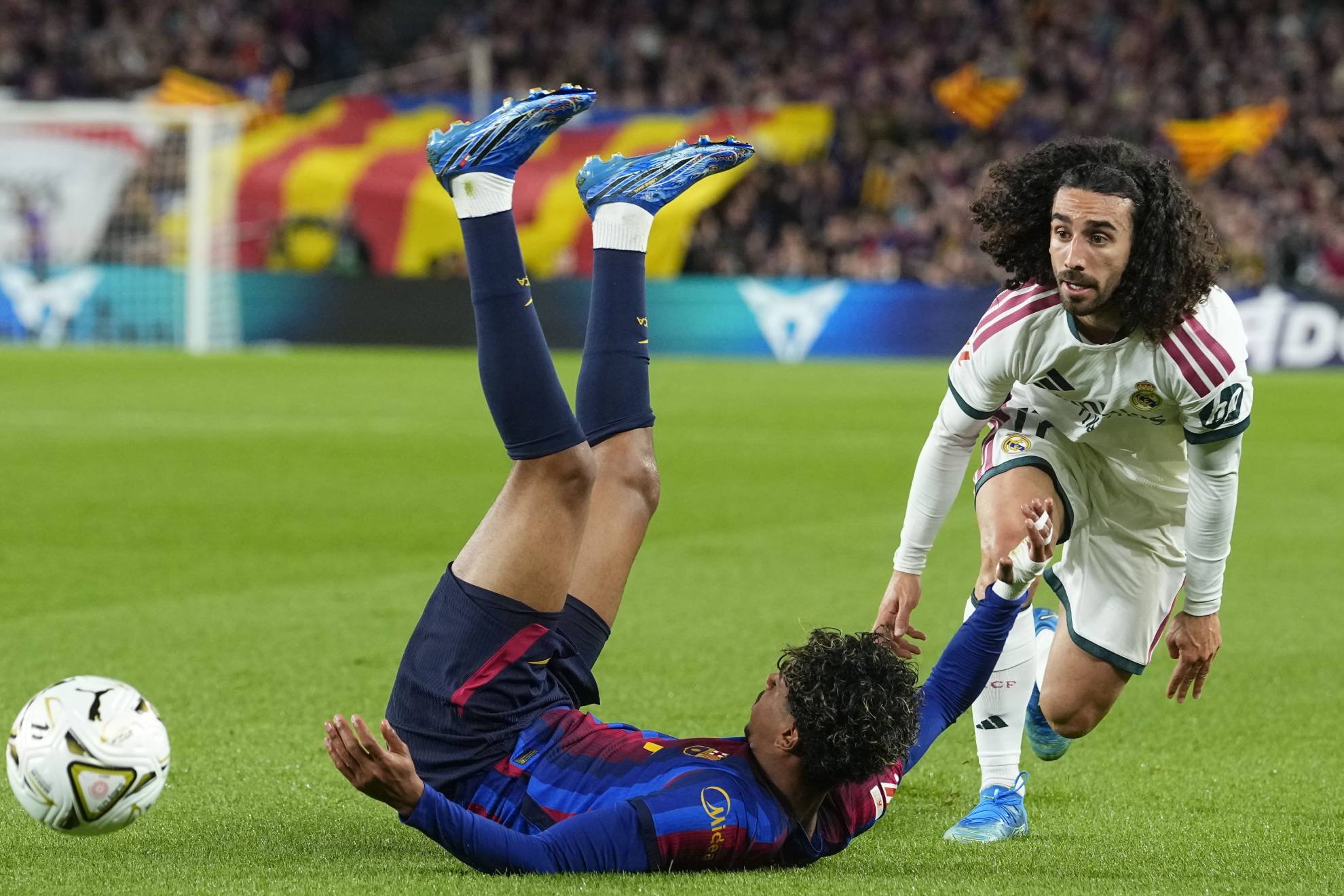 Cucurella frena a Lamine en el Camp Nou.