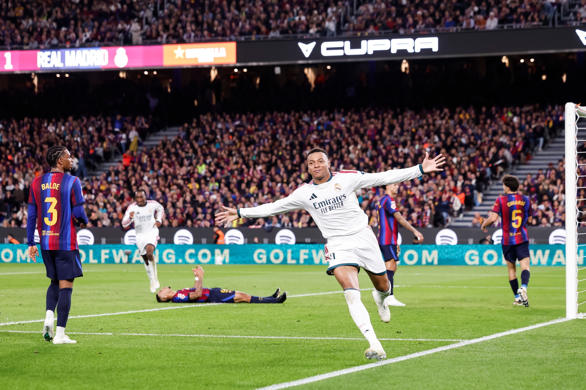 Mbappé celebra el gol del triunfo ante el Barcelona en el Camp Nou. LAPRESSE