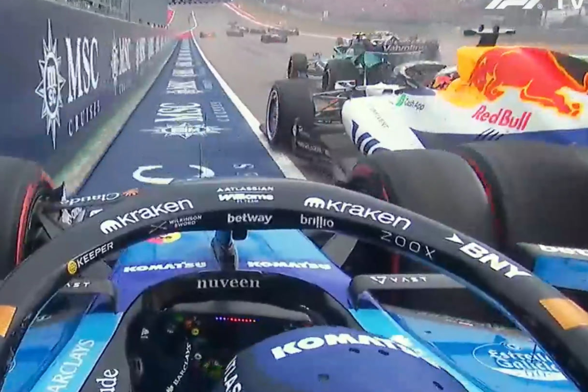 Lindblad encierra a Sainz contra el muro. CAPTURA F1TV