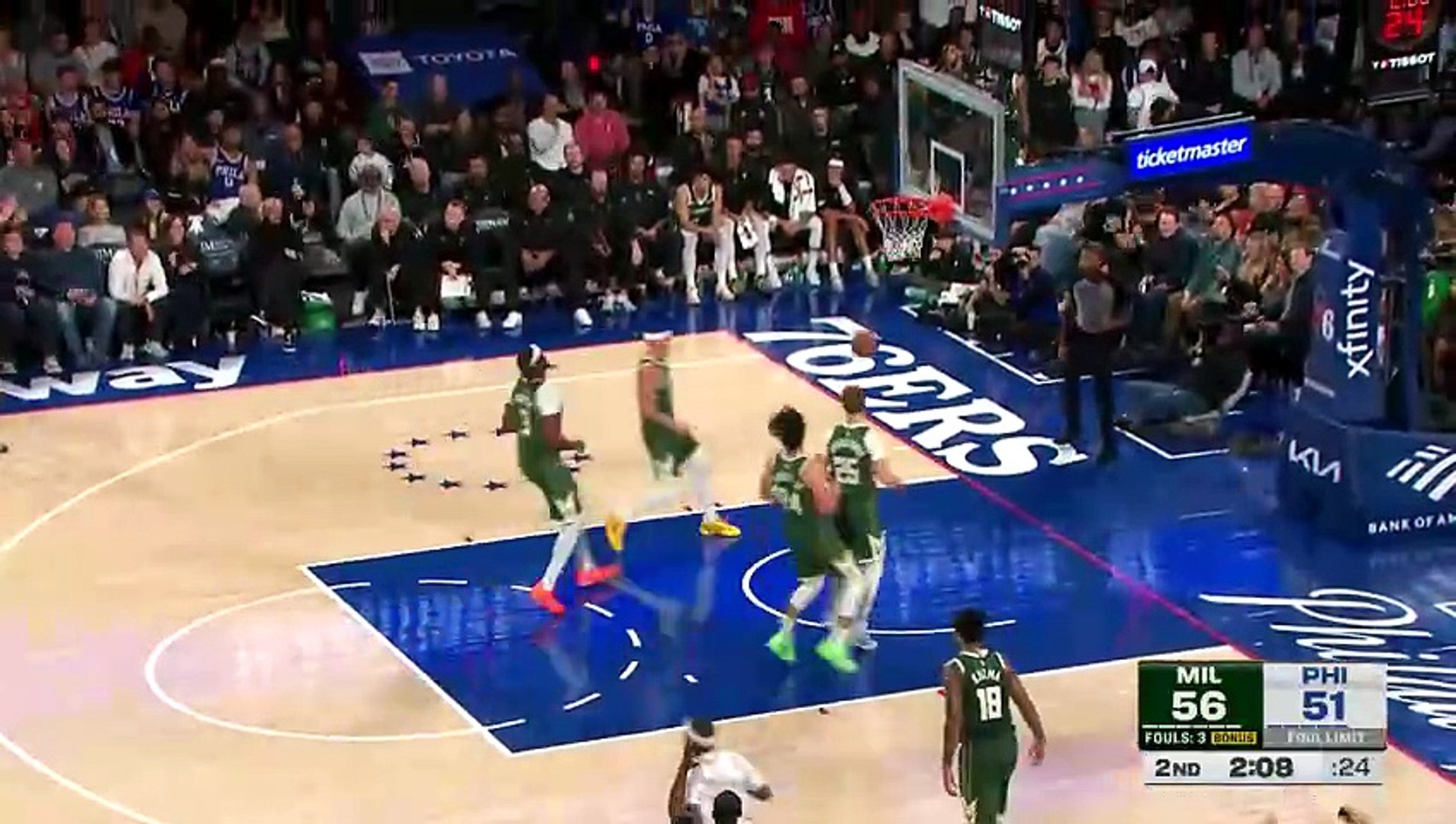 LeBron James saluda a sus compañeros cuando se dirigen a un tiempo muerto.