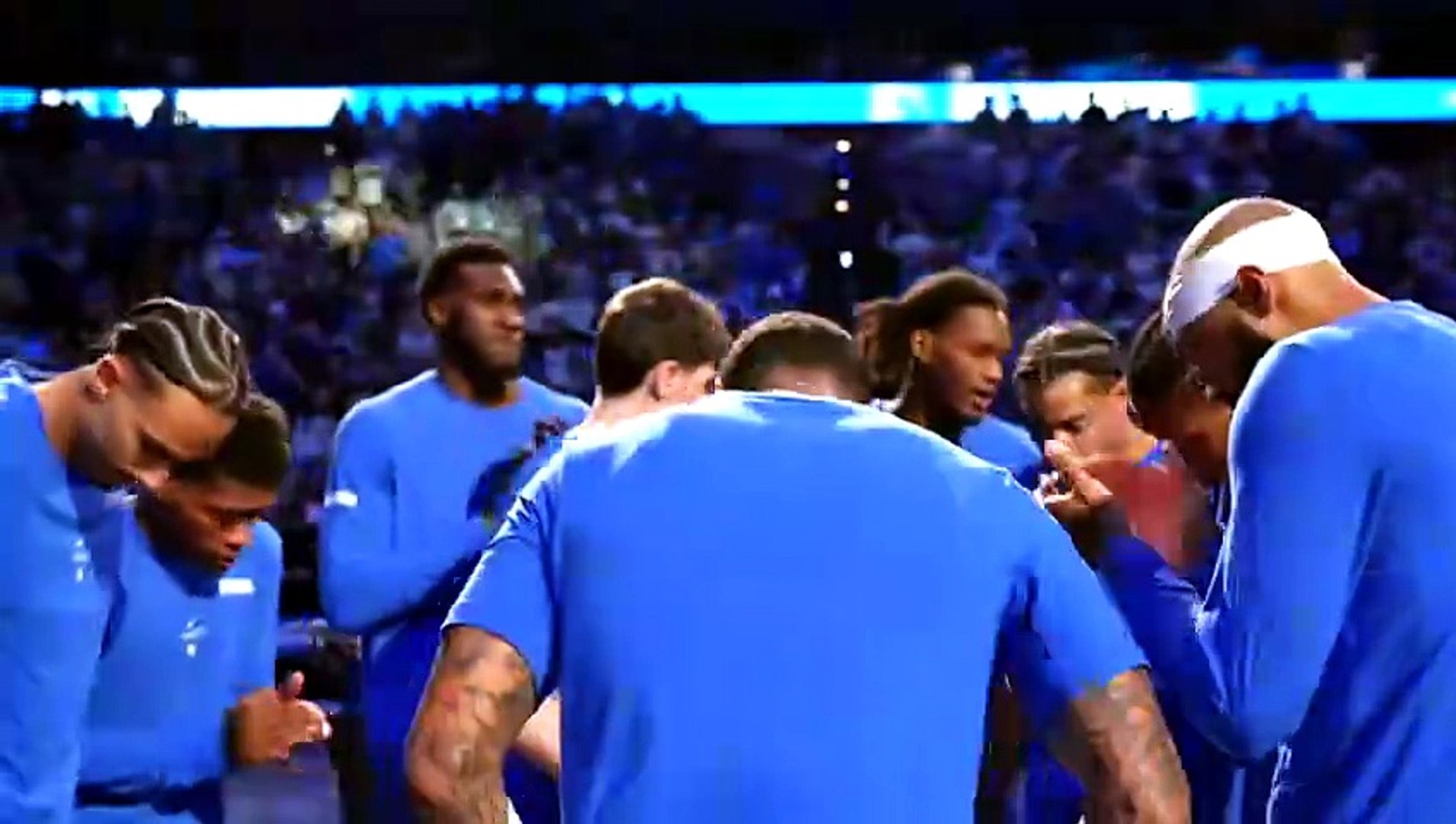 Sergio De Larrea intenta superar la defensa de Keldon Johnson.