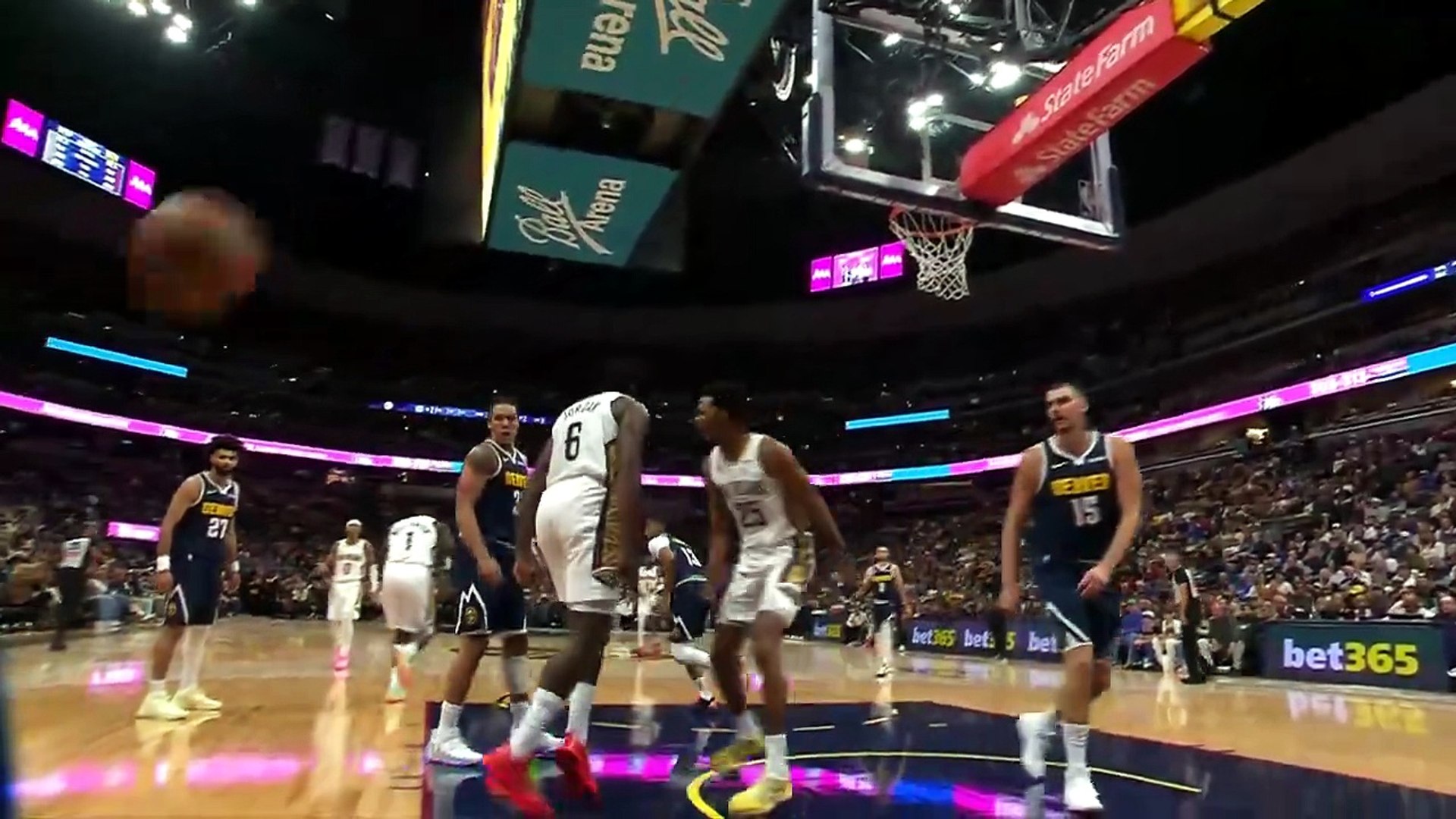 Nikola Jokic, defendido por DeAndre Jordan.