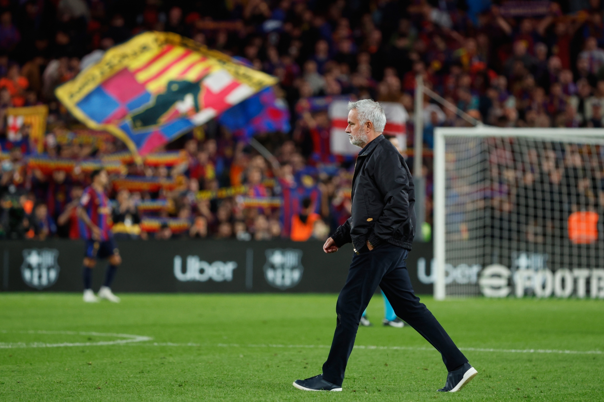 Mou camina por el césped del Camp Nou tras ganar el Clásico. LAPRESSE