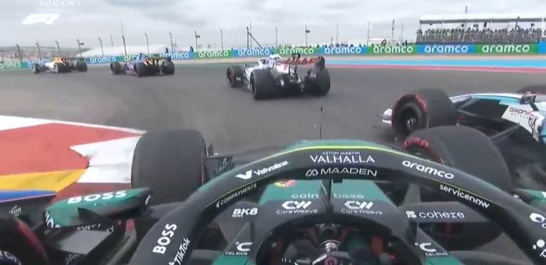 Albon, abordando a Alonso por el lado izquierdo, lo que el empujó contra Ocon. F1.com
