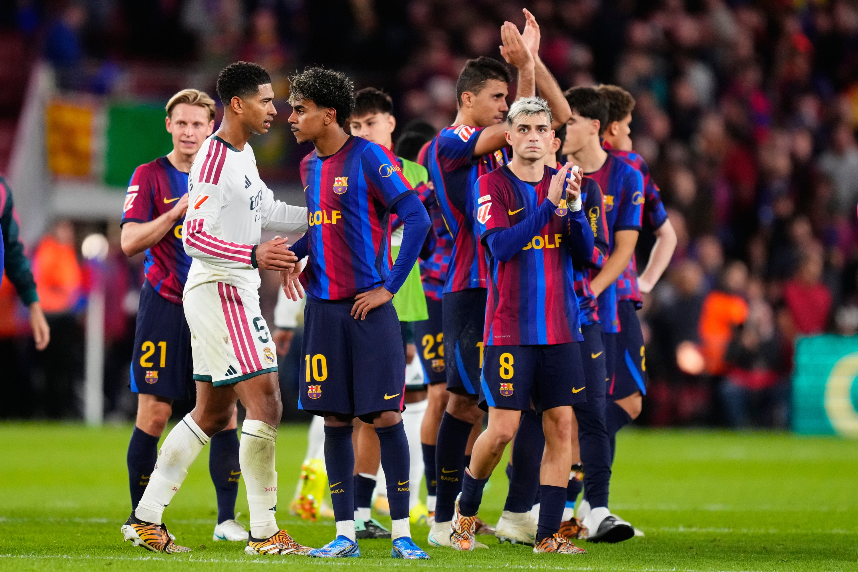 Los jugadores del Barcelona al final del partido. AP