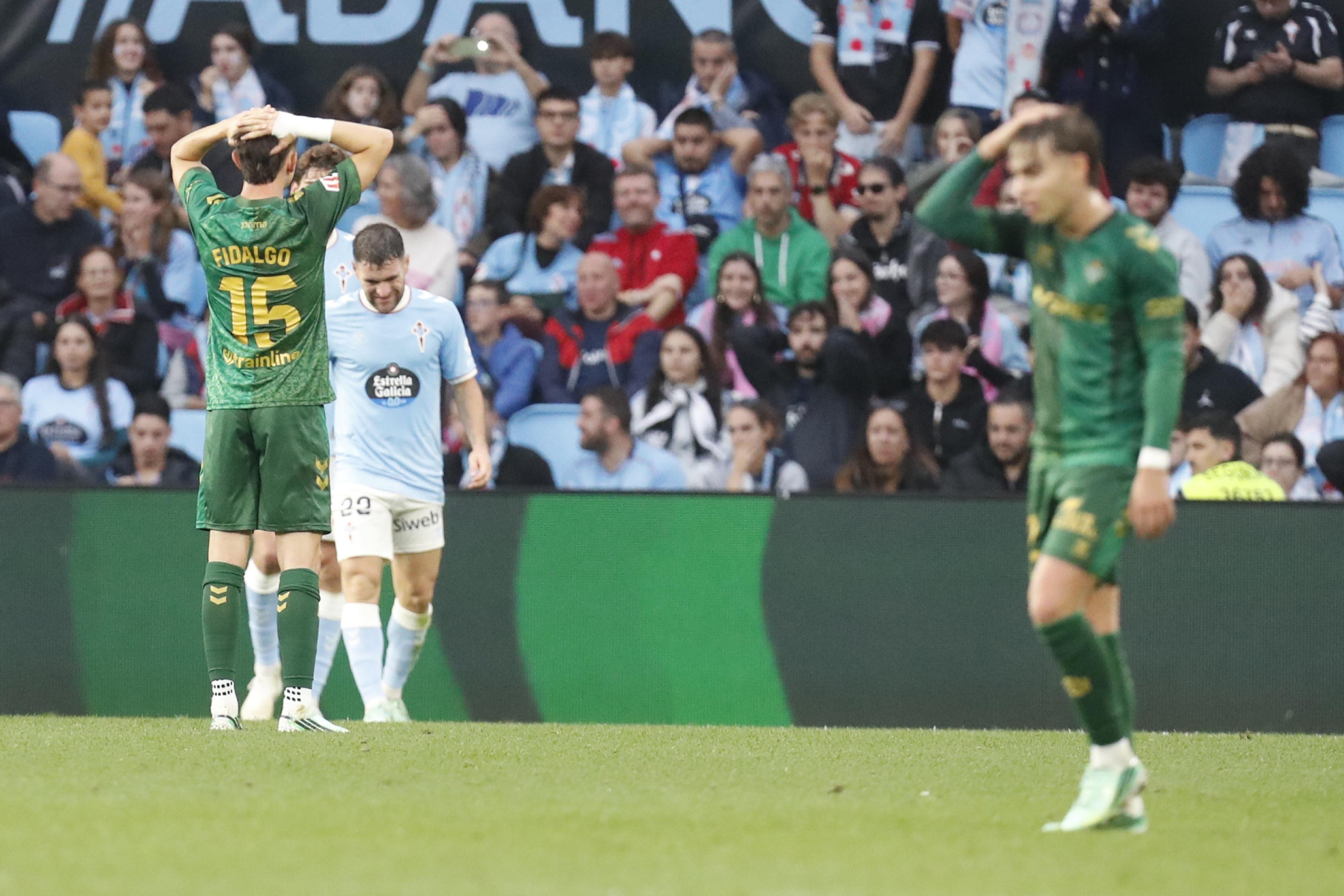 Jugadores del Betis se lamentan tras la ocasión de Troy Parrott frente al Celta. JORGE LANDÍN