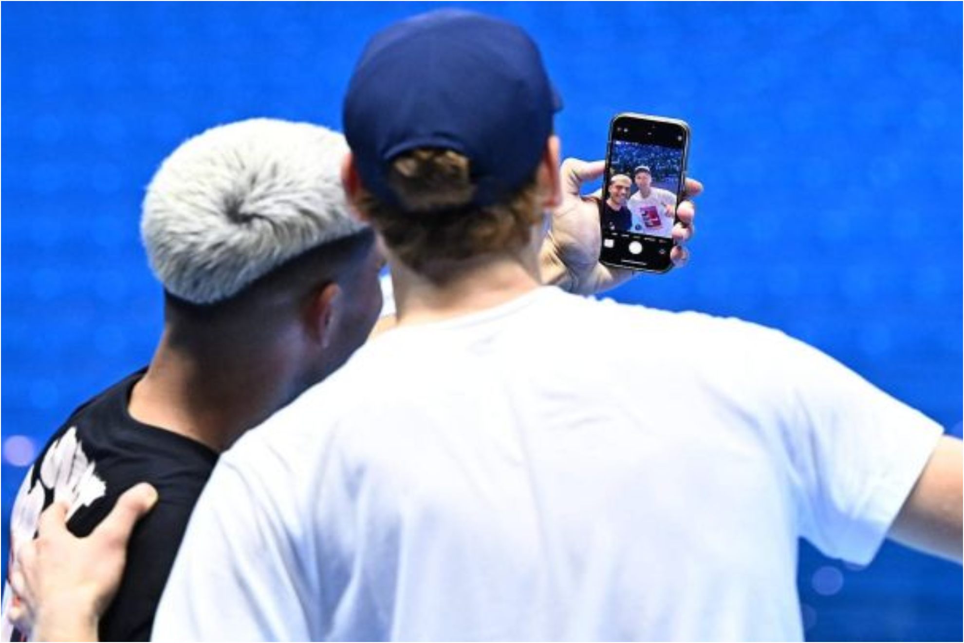 Sinner, haciéndose un selfie con un aficionado.