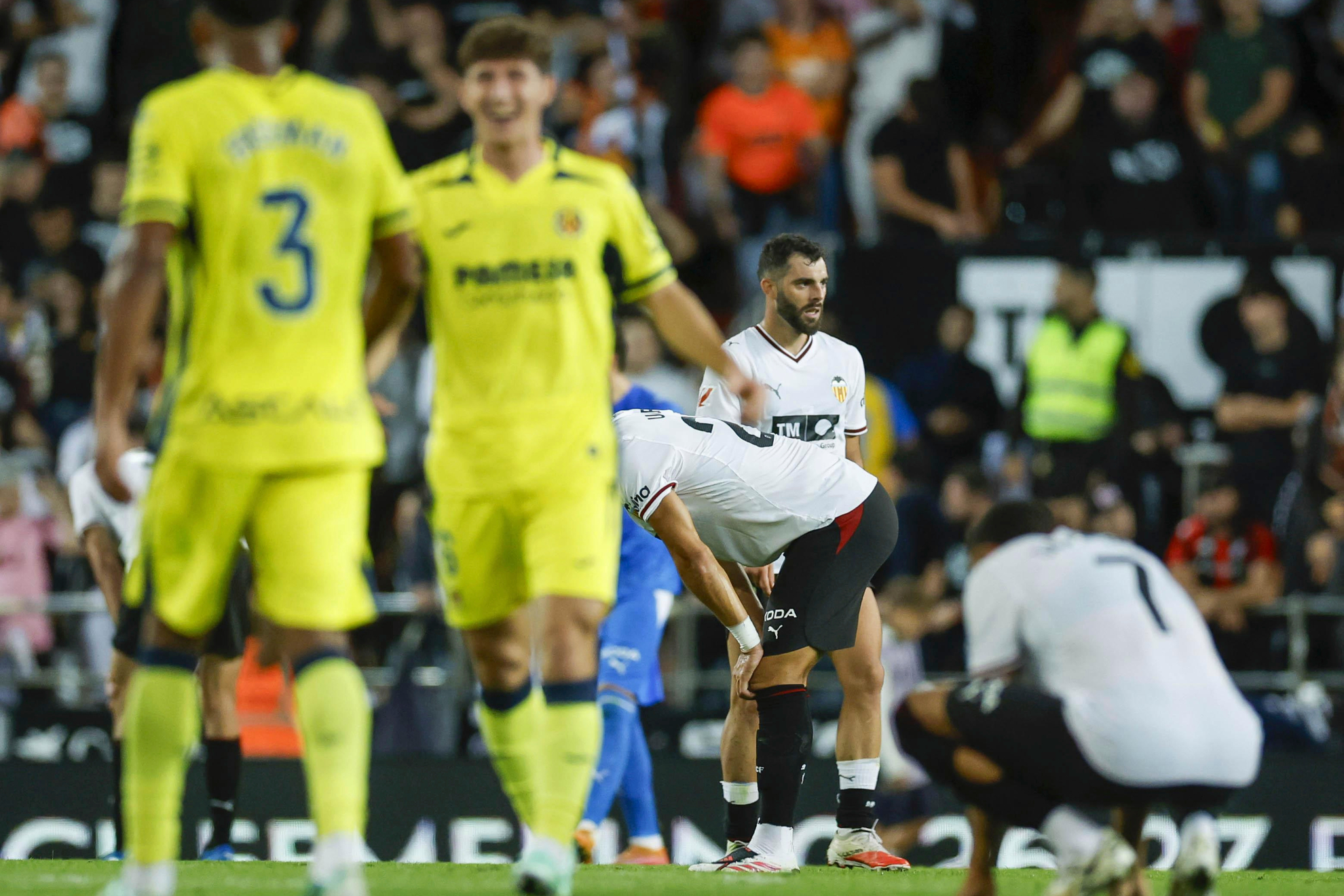 Decepción de los jugadores del Valencia ante la alegría de los Villarreal. LALIGA