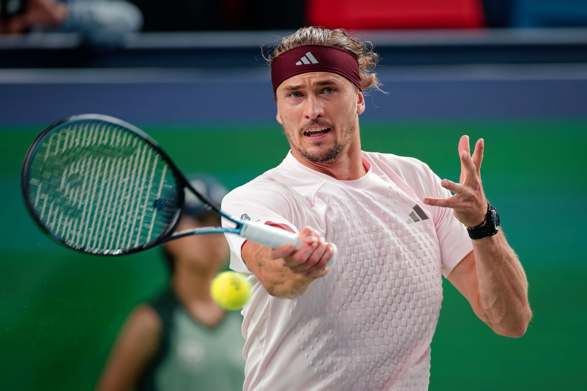 Zverev pega de derecha.