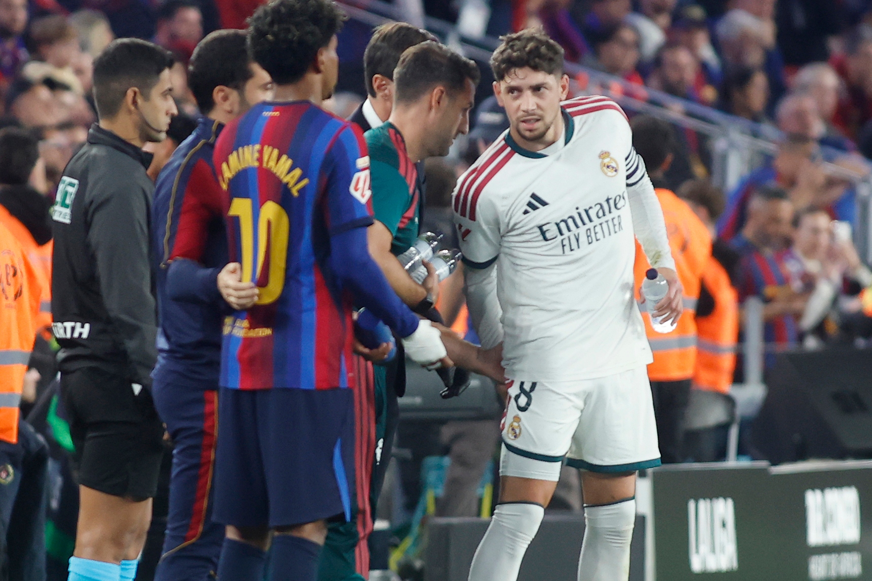 Valverde, asistido por un fisio del Madrid en el Camp Nou Francesc Adelantado