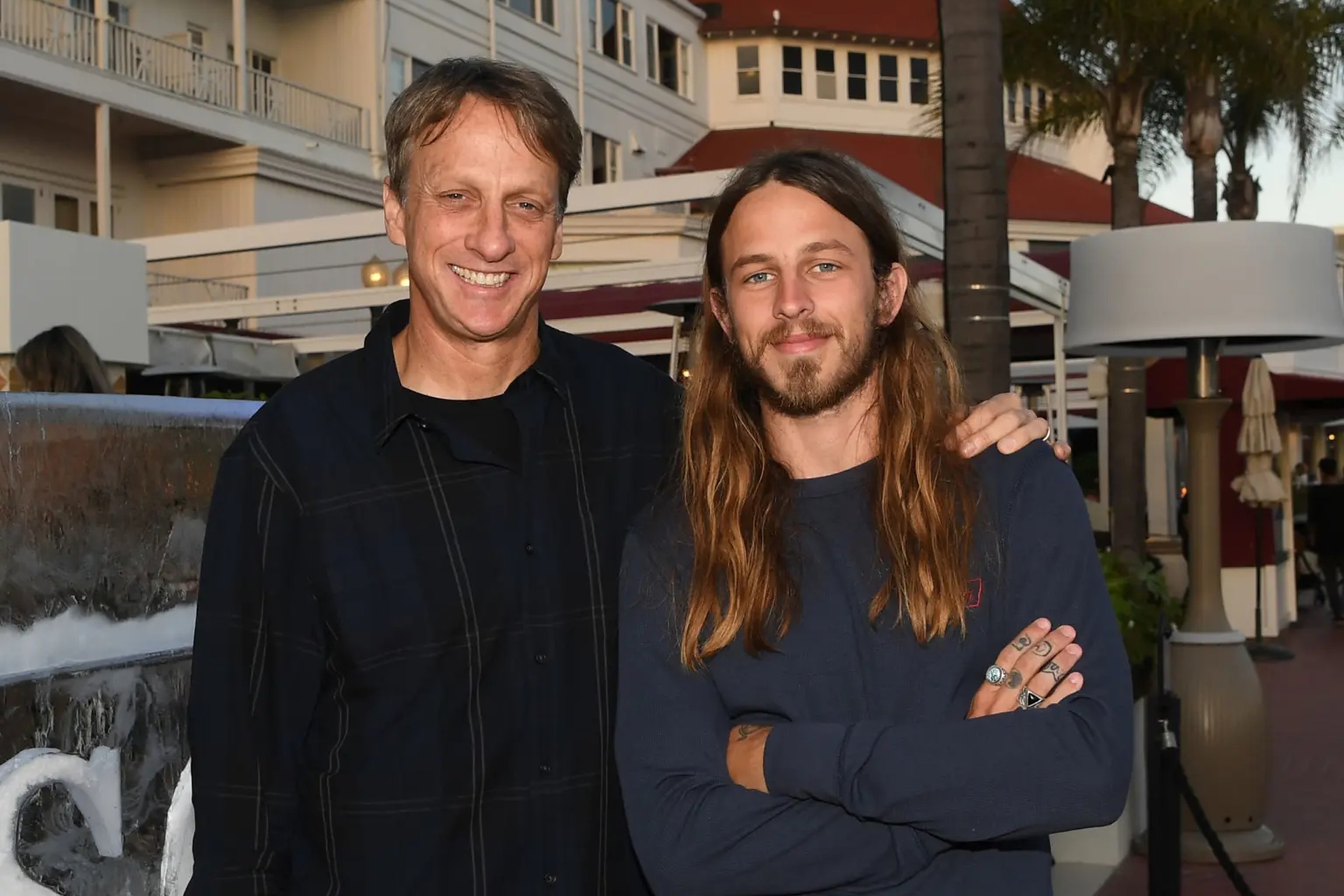 Tony Hawk y su hijo Riley, separados por 34 años de evolución del skateboarding. Getty Images
