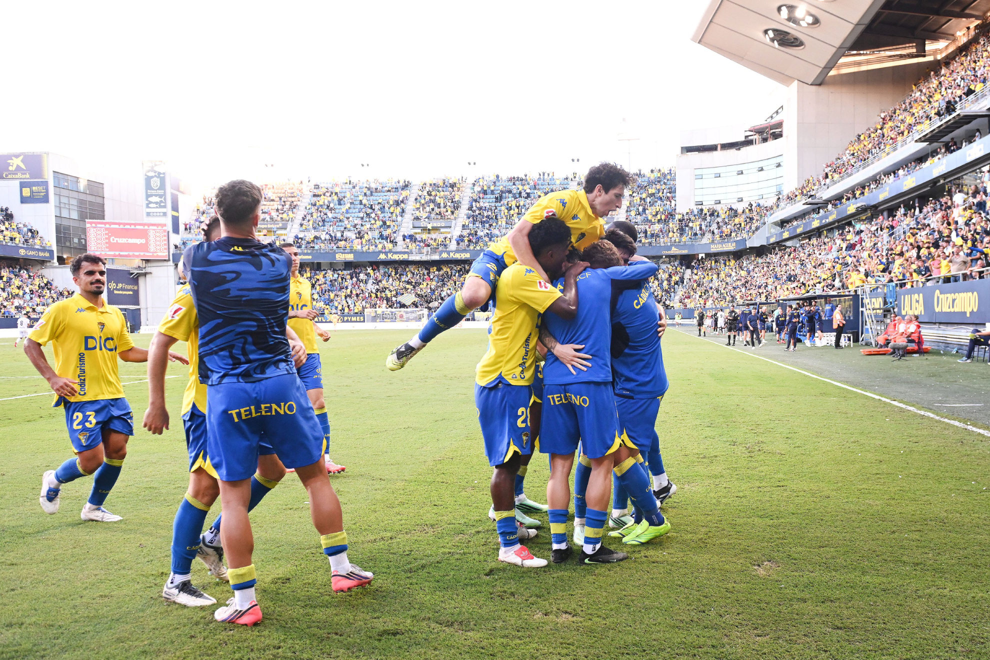 Los jugadores del Cádiz celebran un gol contra el Ceuta. CÁDIZ CF