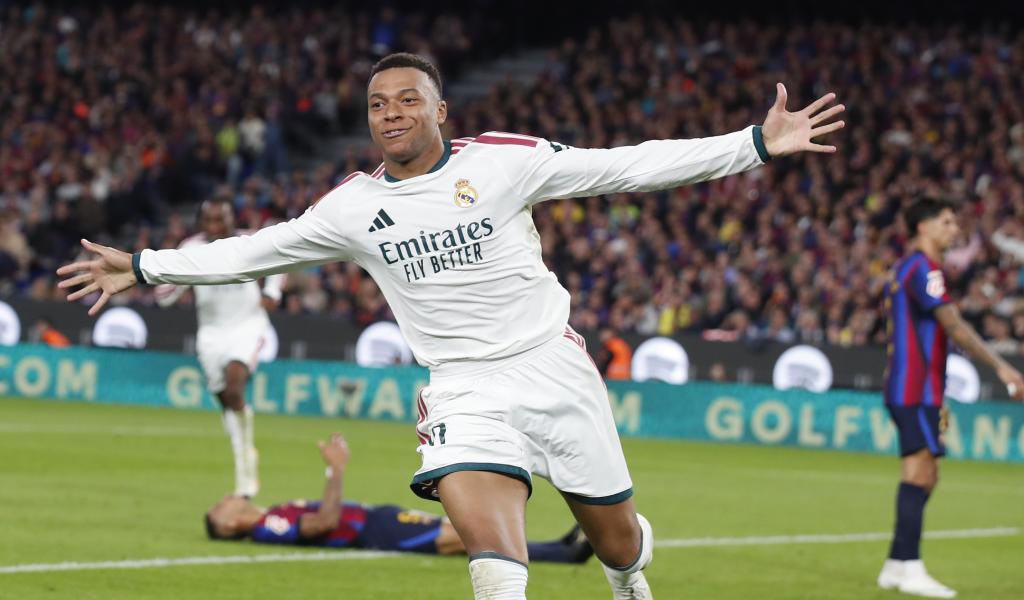 Mbappé celebra el 1-2 en el Camp Nou.