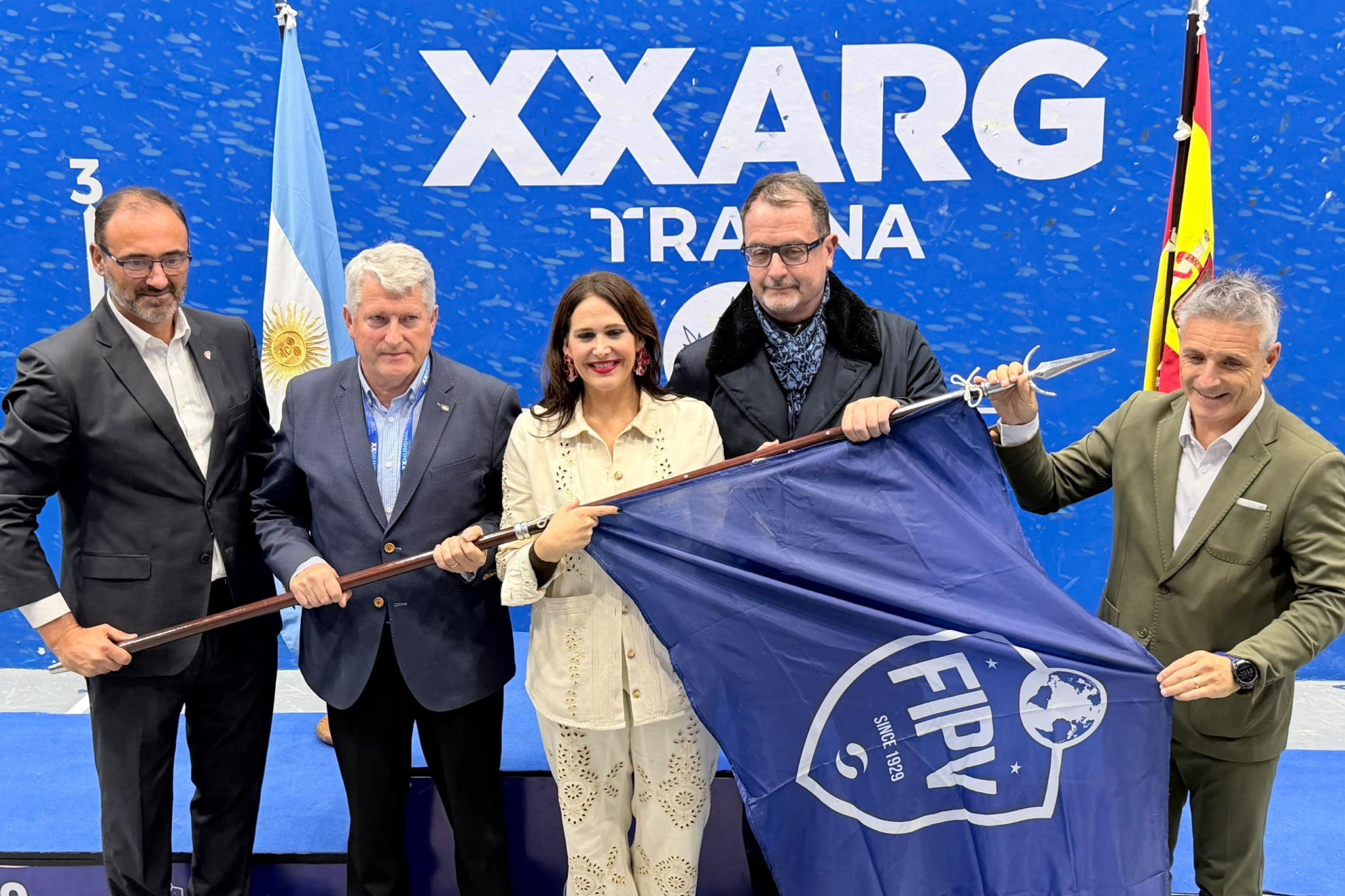 La entrega de la bandera a las autoridades del País Vasco.