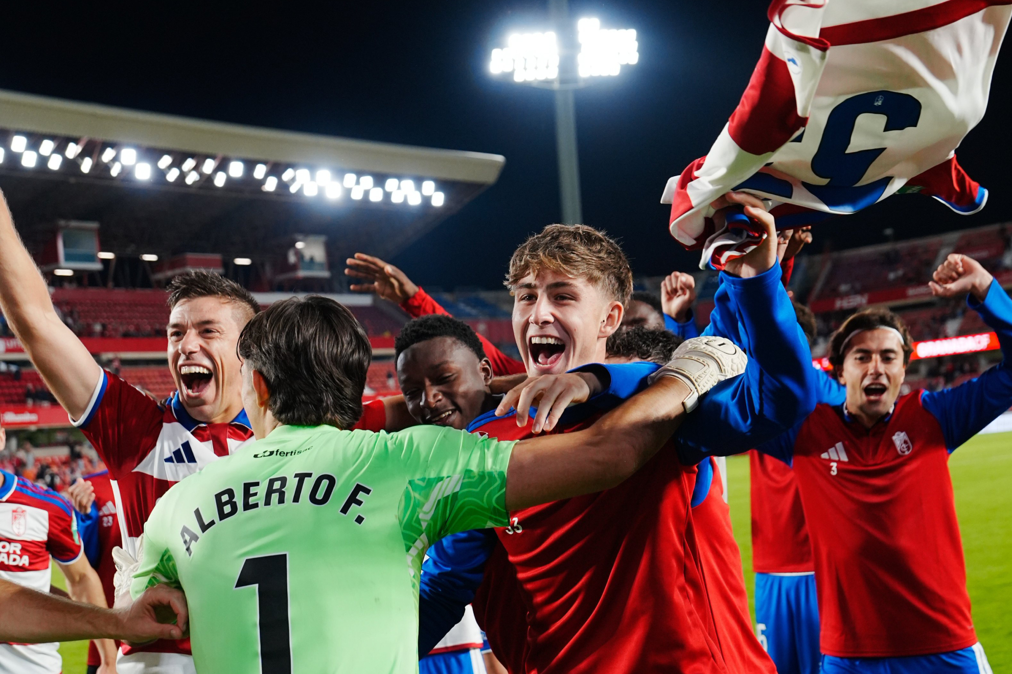 Los jugadores del Granada festejan su cuarta victoria seguida. GRANADA CF