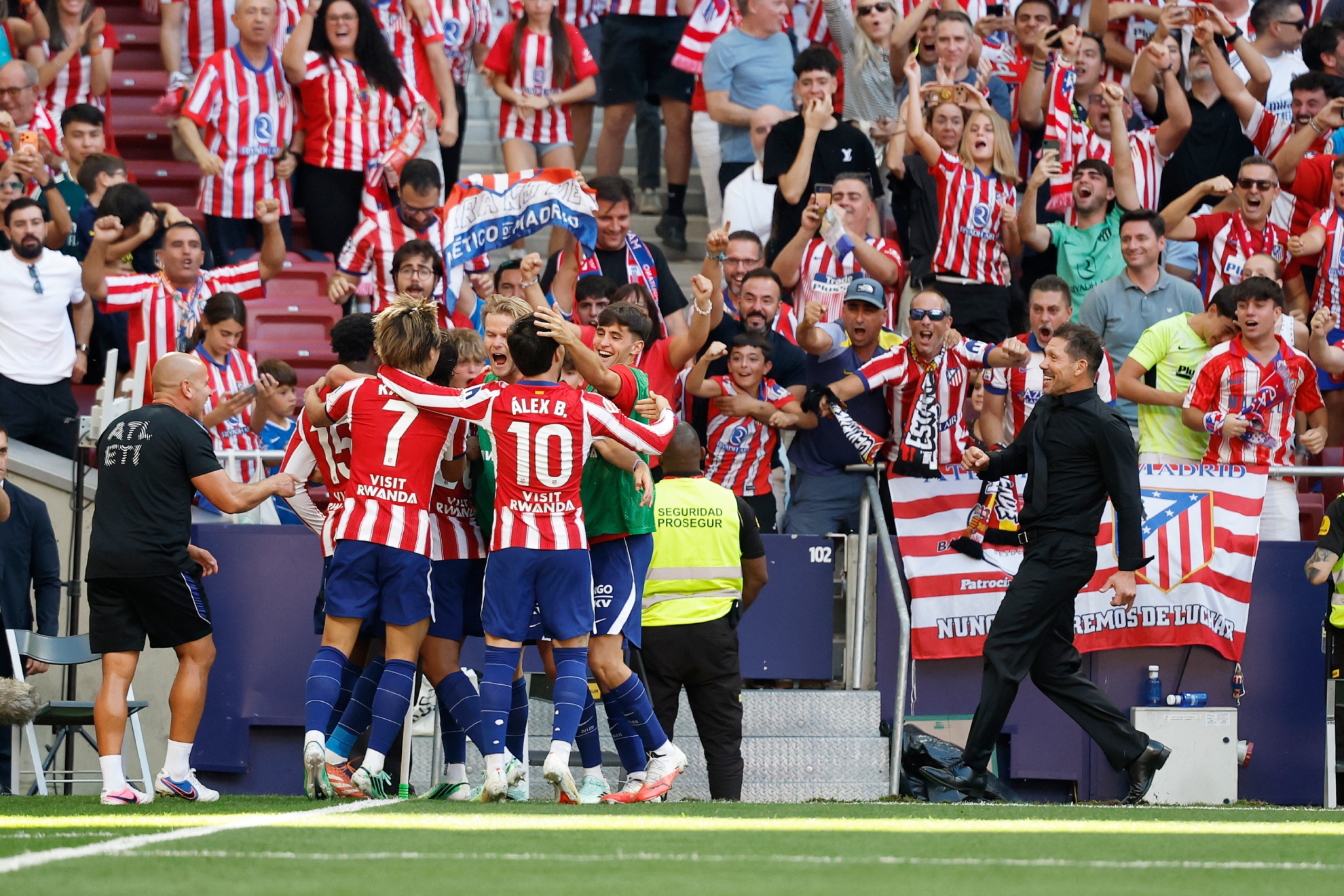 SIMEONE Y SUS JUGADORES CELEBRAN UN GOL DE ESTE CURSO. CHEMA REY