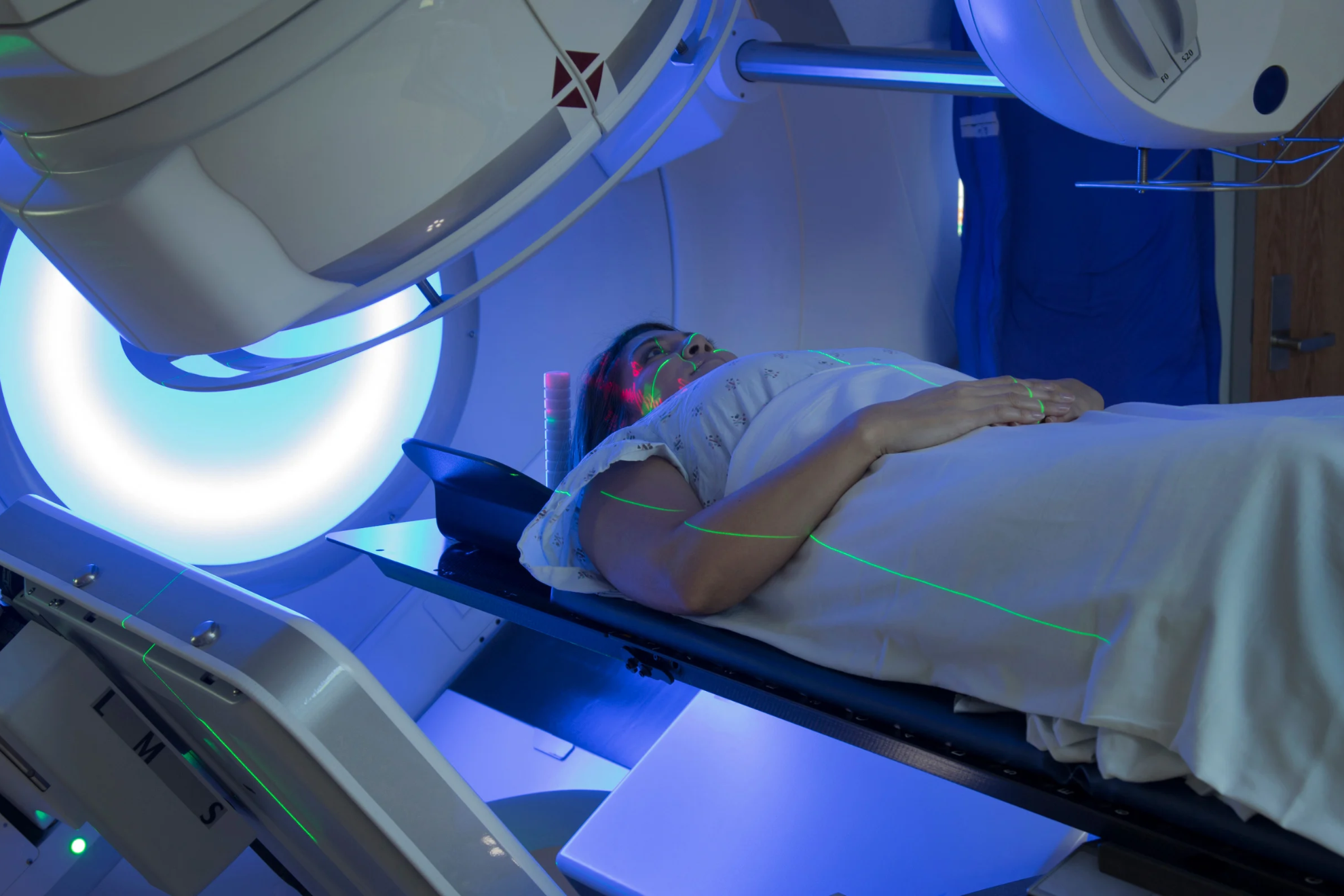 Una mujer recibiendo una sesión de radioterapia.