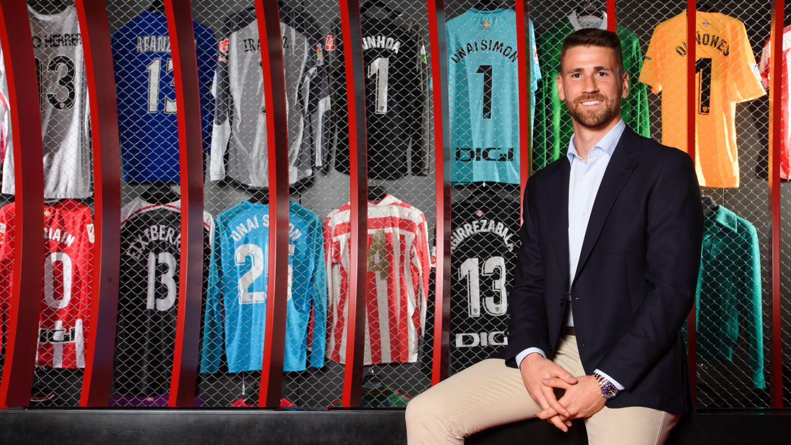 Simón posa delante de varias camisetas de guardametas del club.