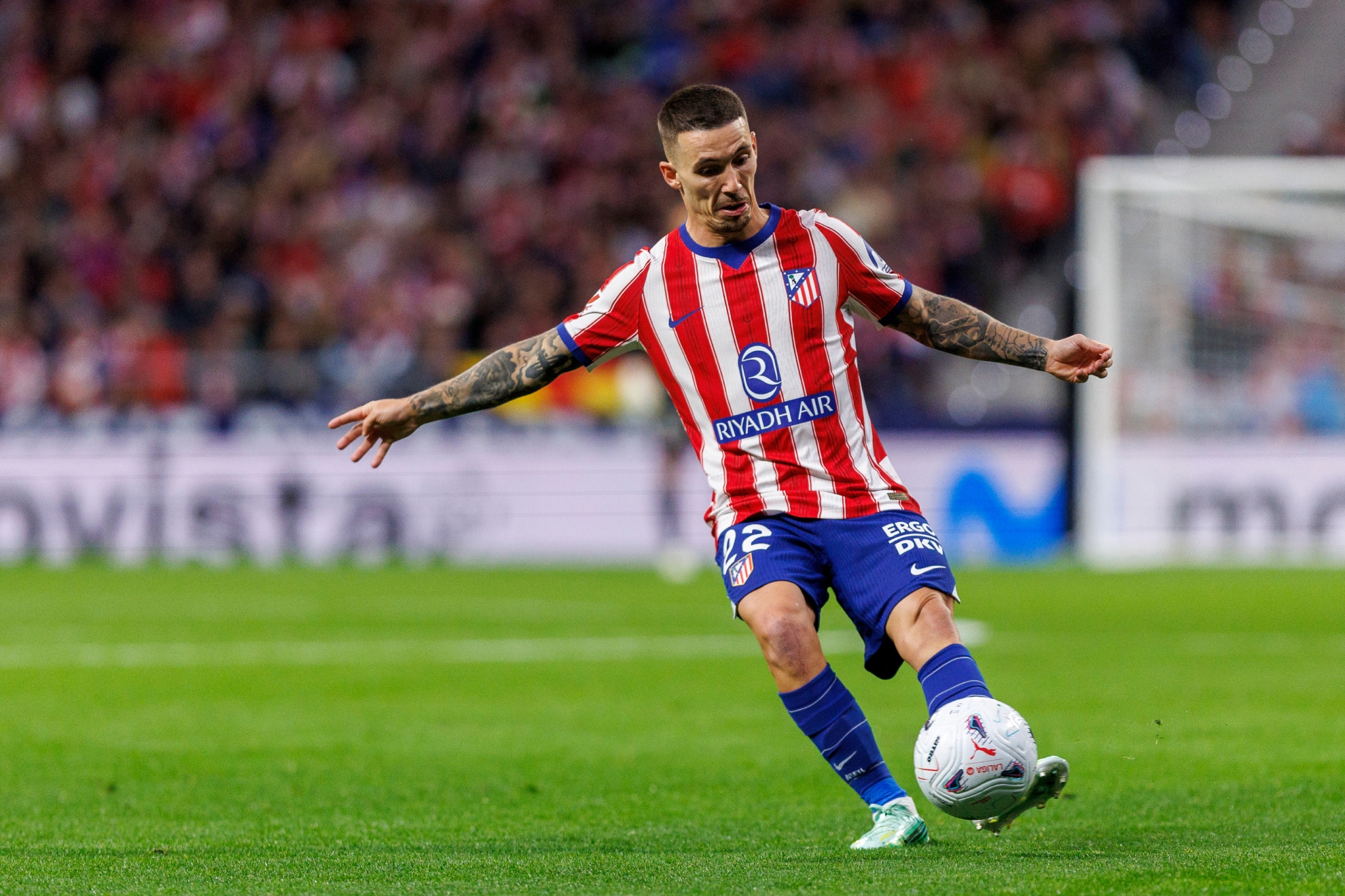 Grimaldo, en un partido con el Atlético.