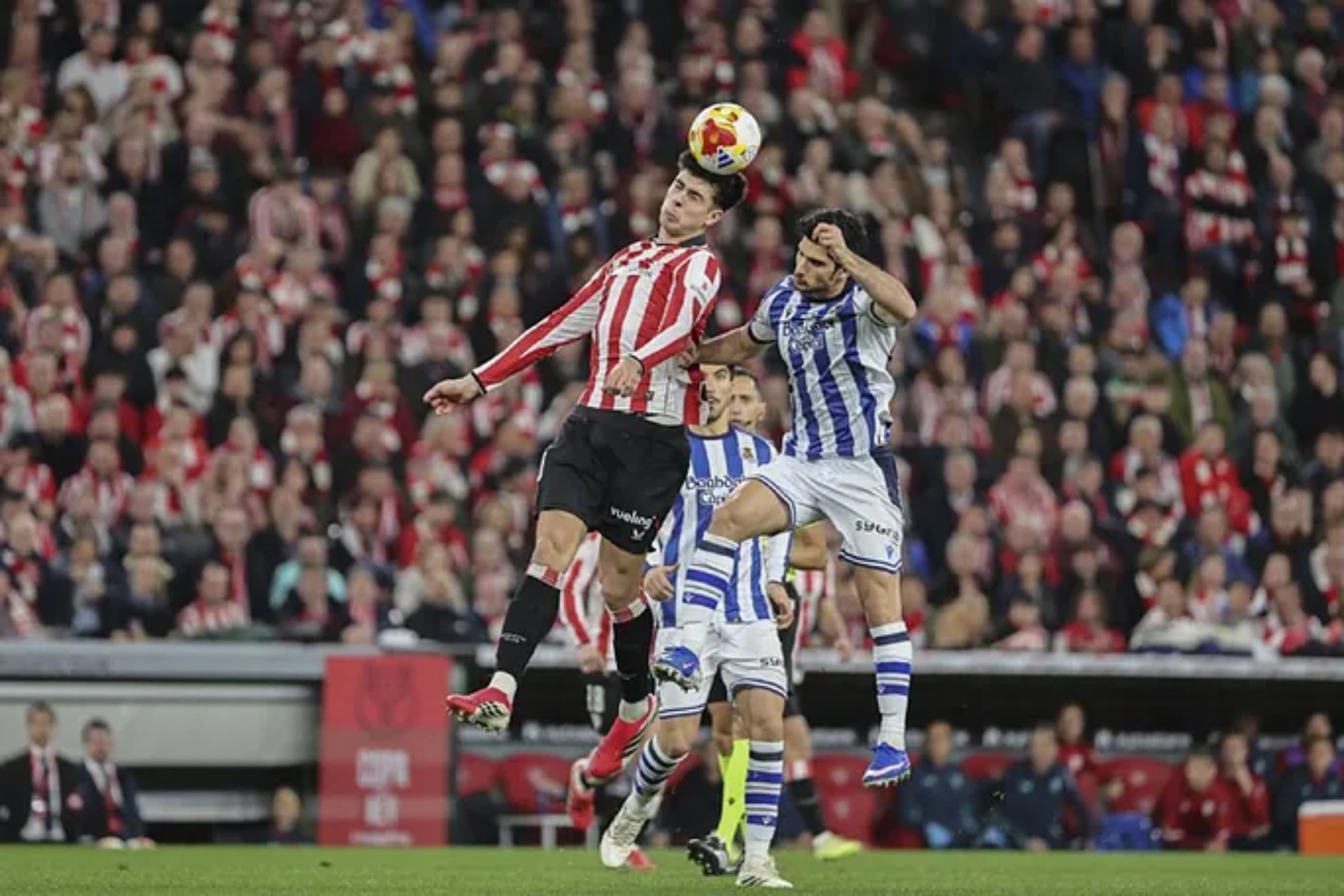 Guedes y Rego pugnan por un balón aéreo, en el último derbi en San Mamés, REAL SOCIEDAD