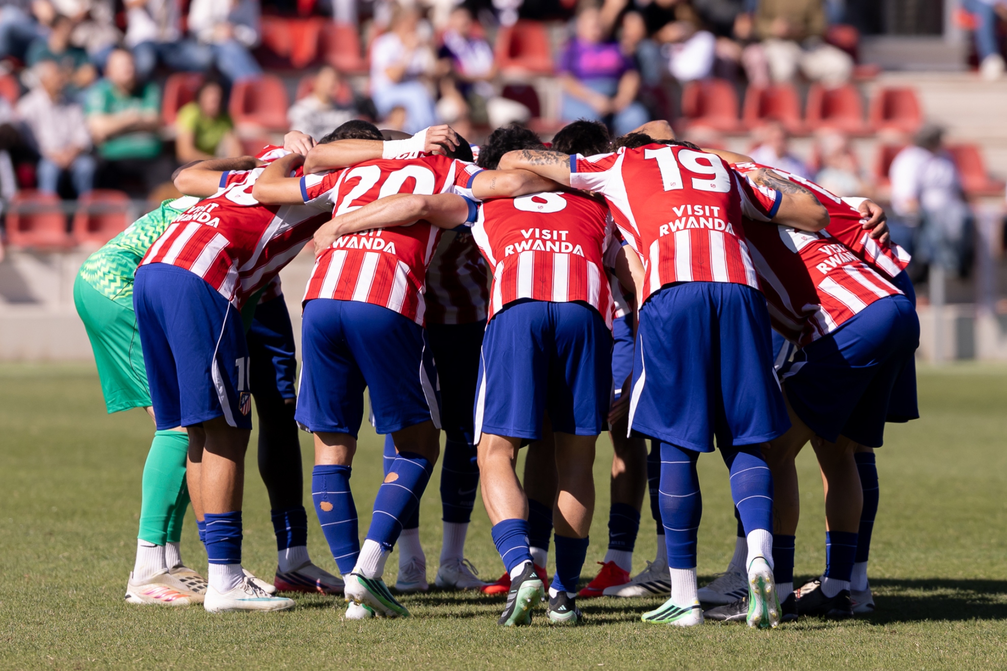 Los jugadores del Atlético Madrileño se conjuran antes del partido ante el Jaén.