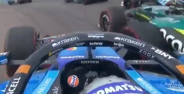 Momento en el que Albon, siempre detrás, golpea con su rueda el lateral del AMRF26 de Alonso.