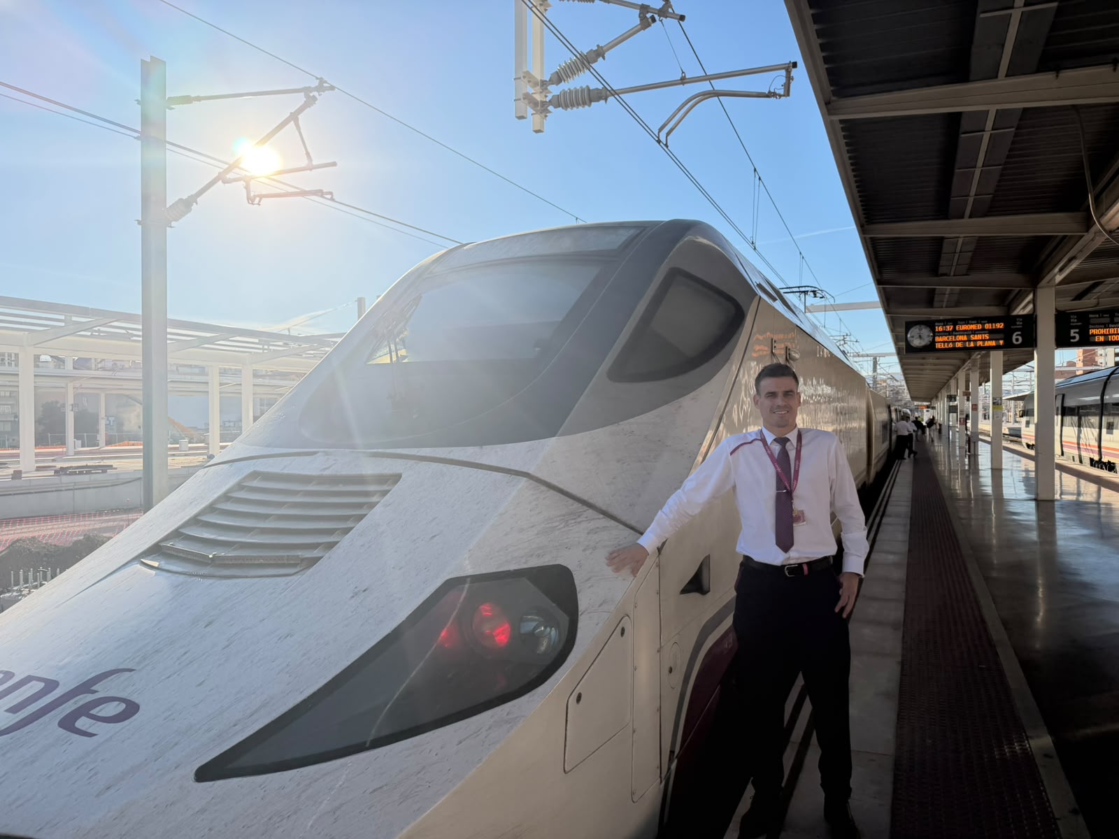 Alberto, junto a uno de los trenes que conduce.