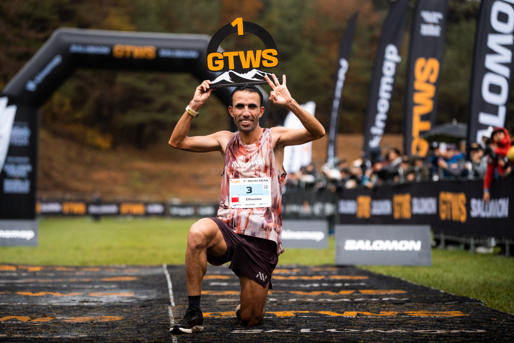 Elhousine Elazzaoui, en meta como ganador de las Golden Trail World Series.
