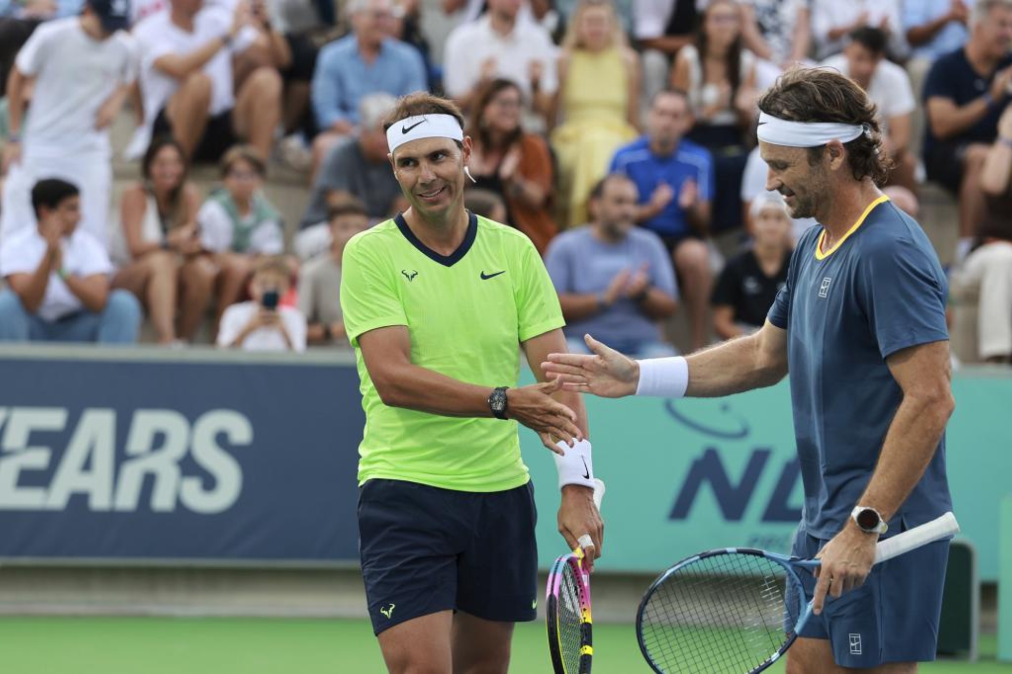 Rafa Nadal junto a Carlos Moyá en la exhibición por los 10 años de su academia.
